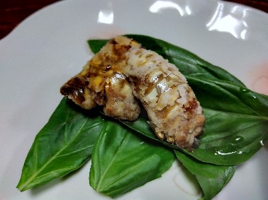 唐揚げにしたウオノエをバジルの葉の上に盛り付けた様子