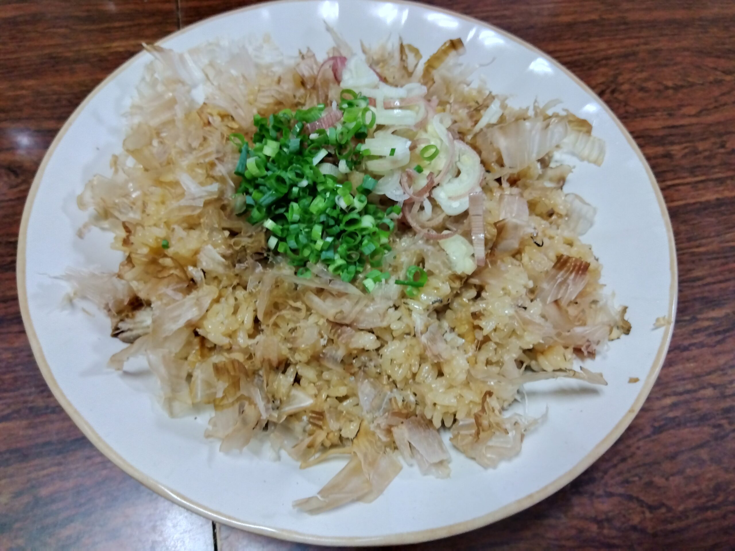 夜勤フリーターのニシン炊き込みご飯 ニシンの炊き込みご飯を器に盛りネギとミョウガを添えた自炊料理