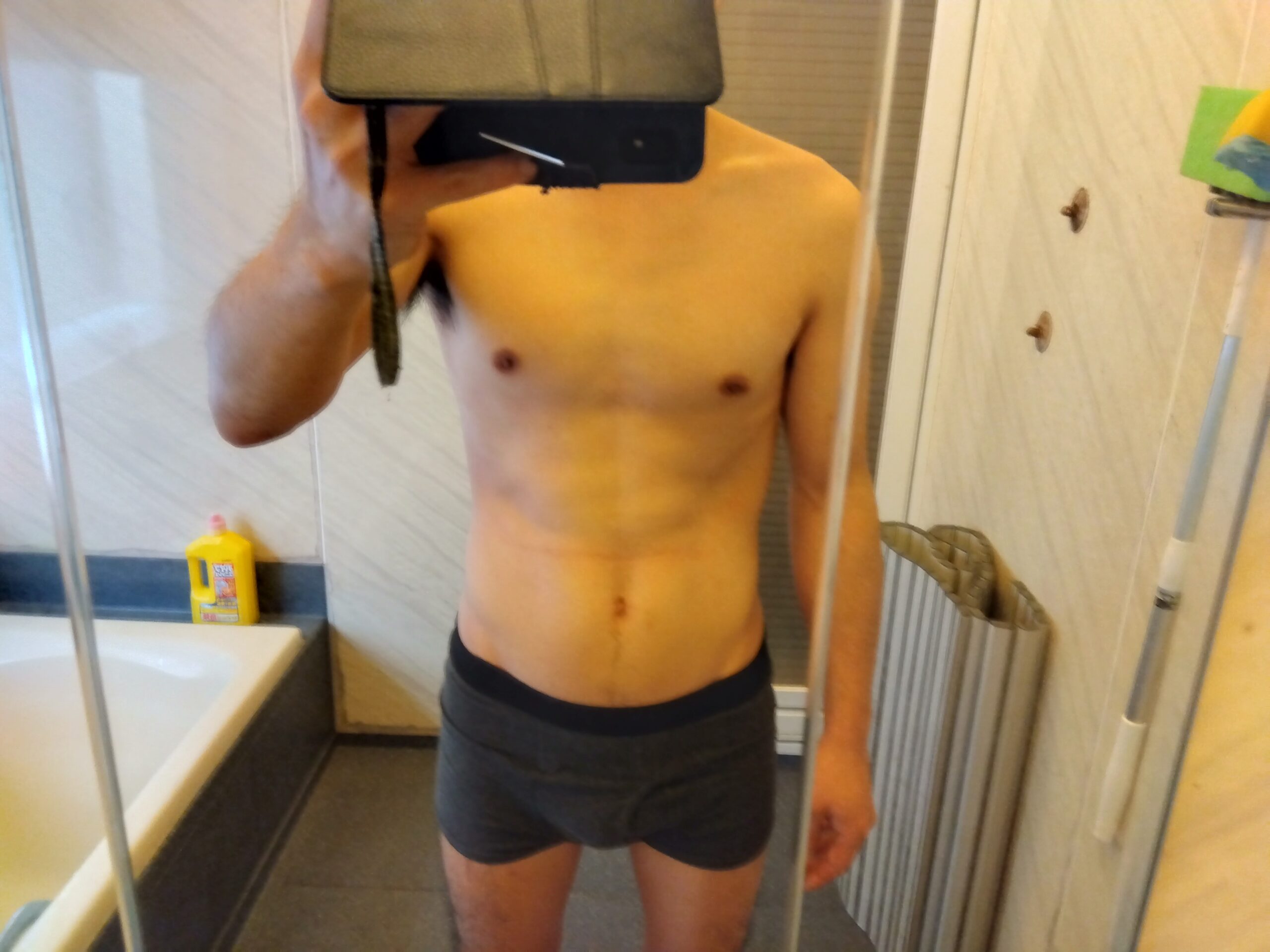 筋トレ開始前の30歳フリーター田中の体