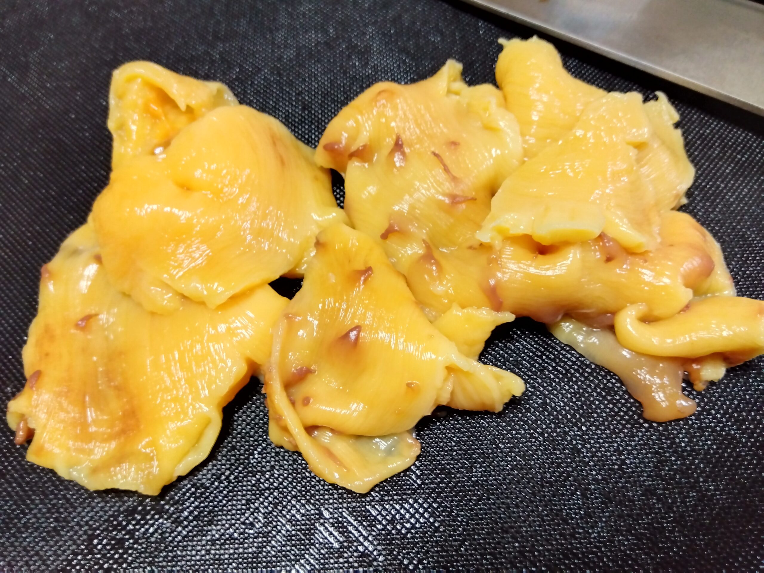 食べやすい大きさに切った生のホヤ