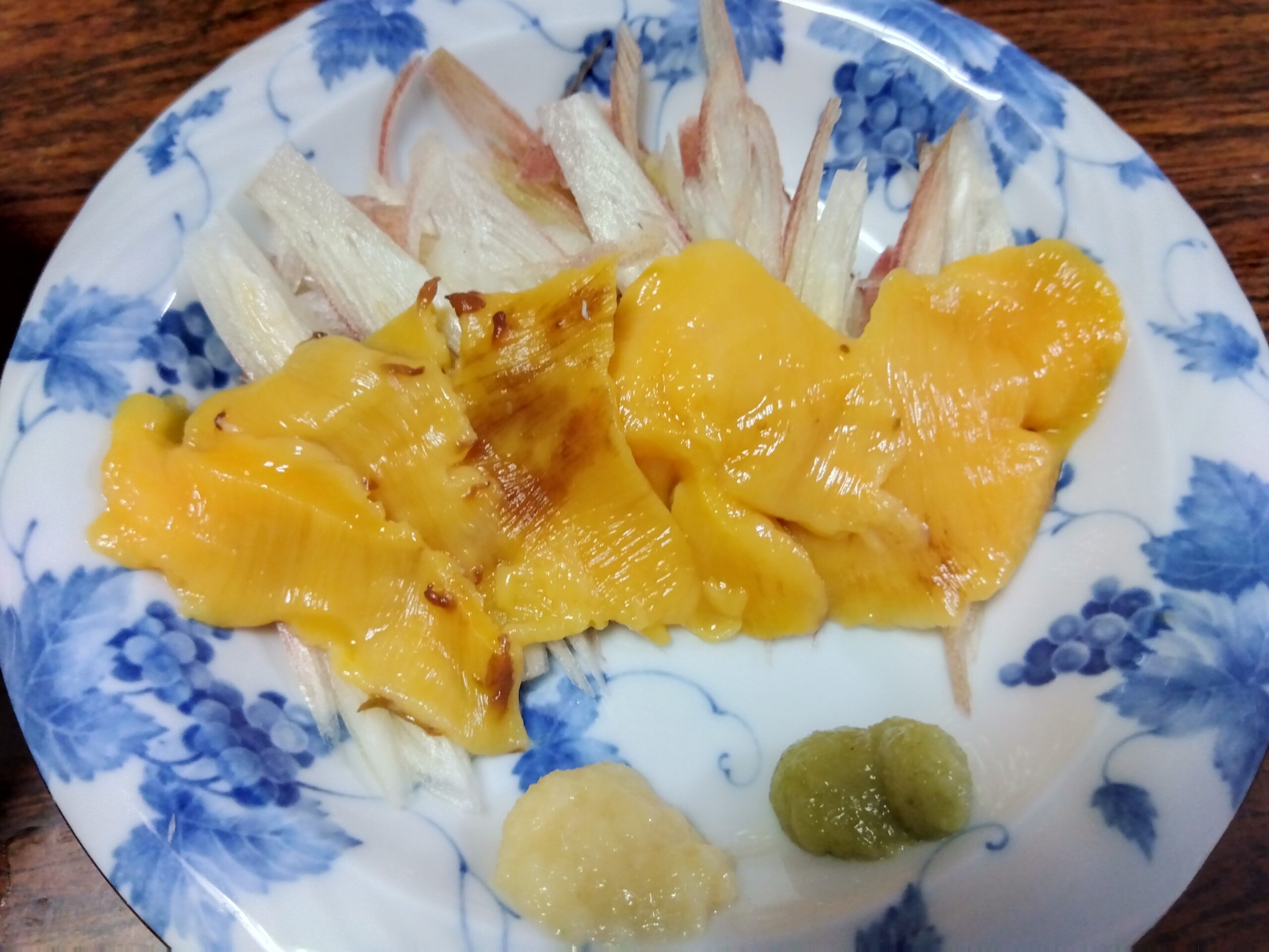ミョウガを添えたホヤの刺身