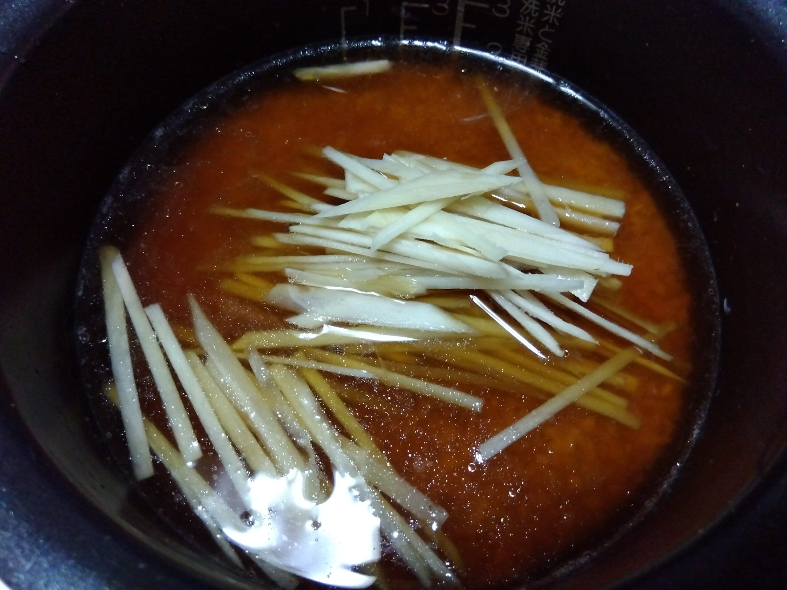 炊飯器に入れた新ショウガの炊き込みご飯
