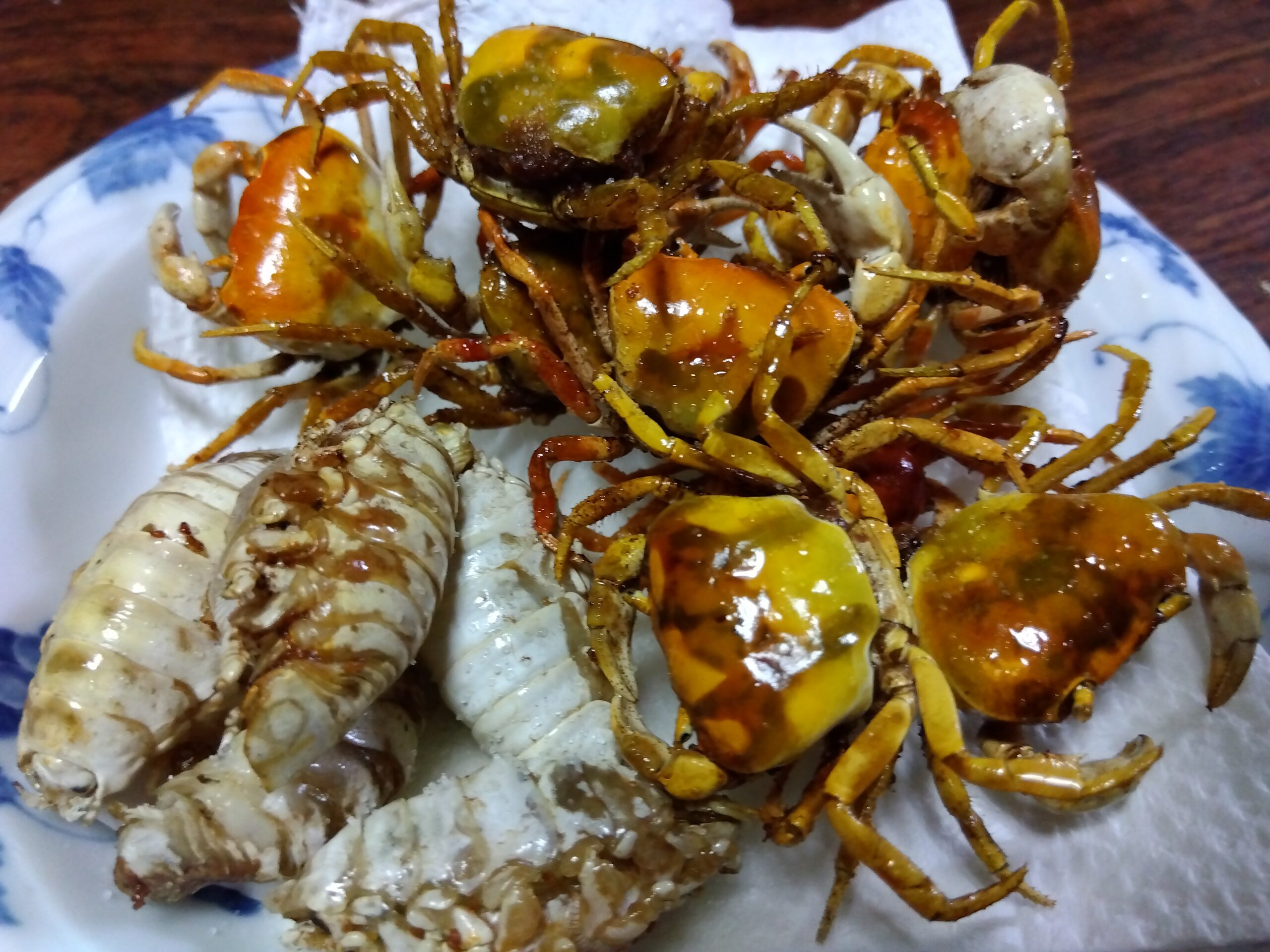 素揚げしたサワガニとウオノエ