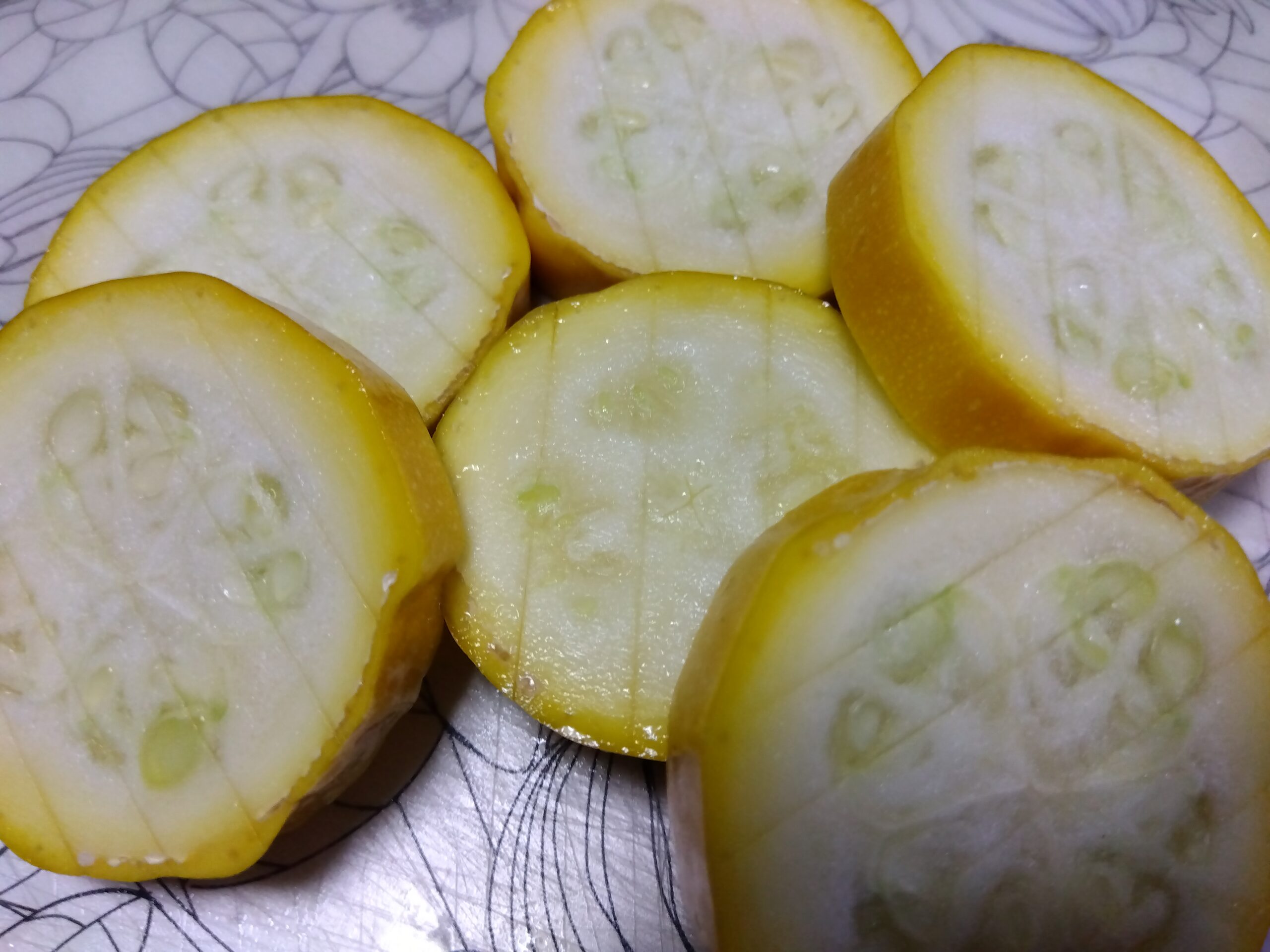 輪切りにし、切れ込みを入れた黄色いズッキーニ