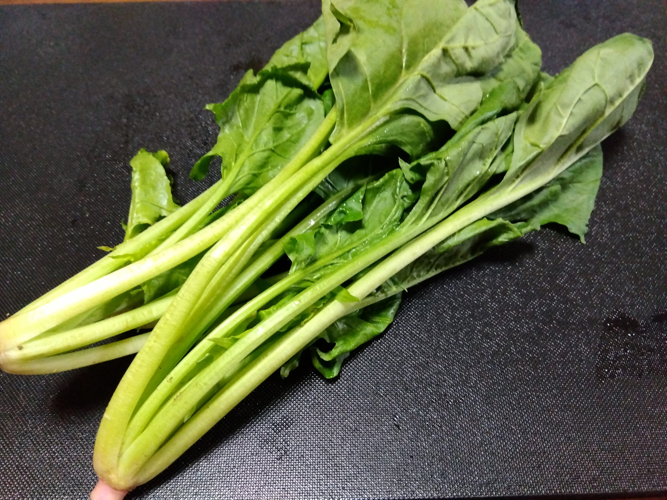 まな板の上に置かれた新鮮なほうれん草