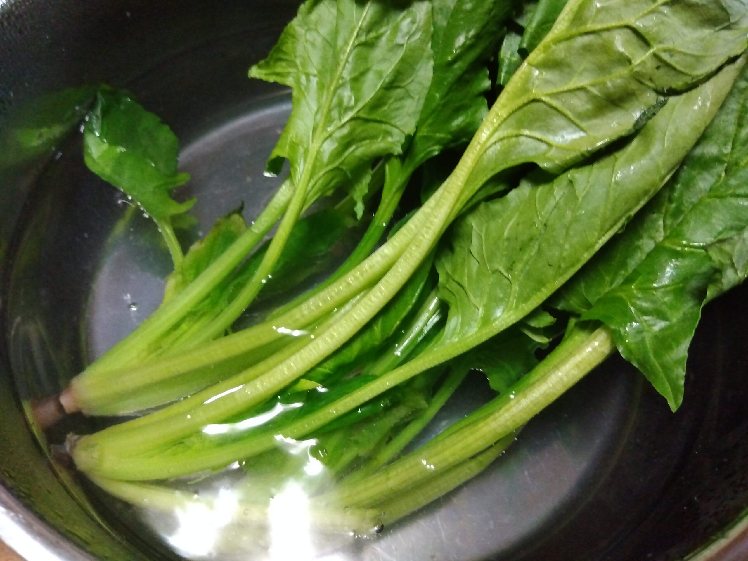根本部分だけ先に茹でているほうれん草