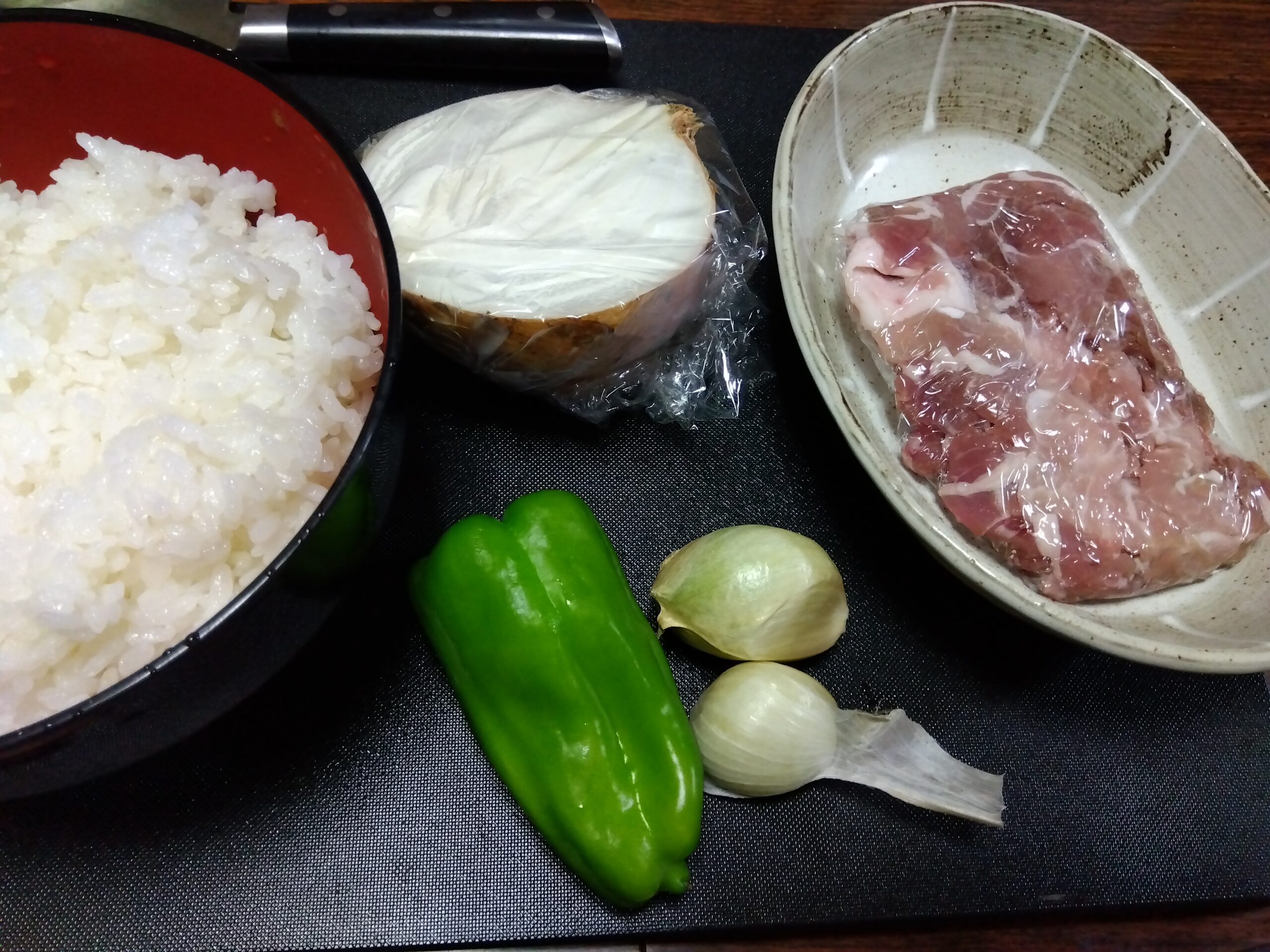 スタミナライスの材料のご飯、豚肉、ニンニク、タマネギ、ピーマン