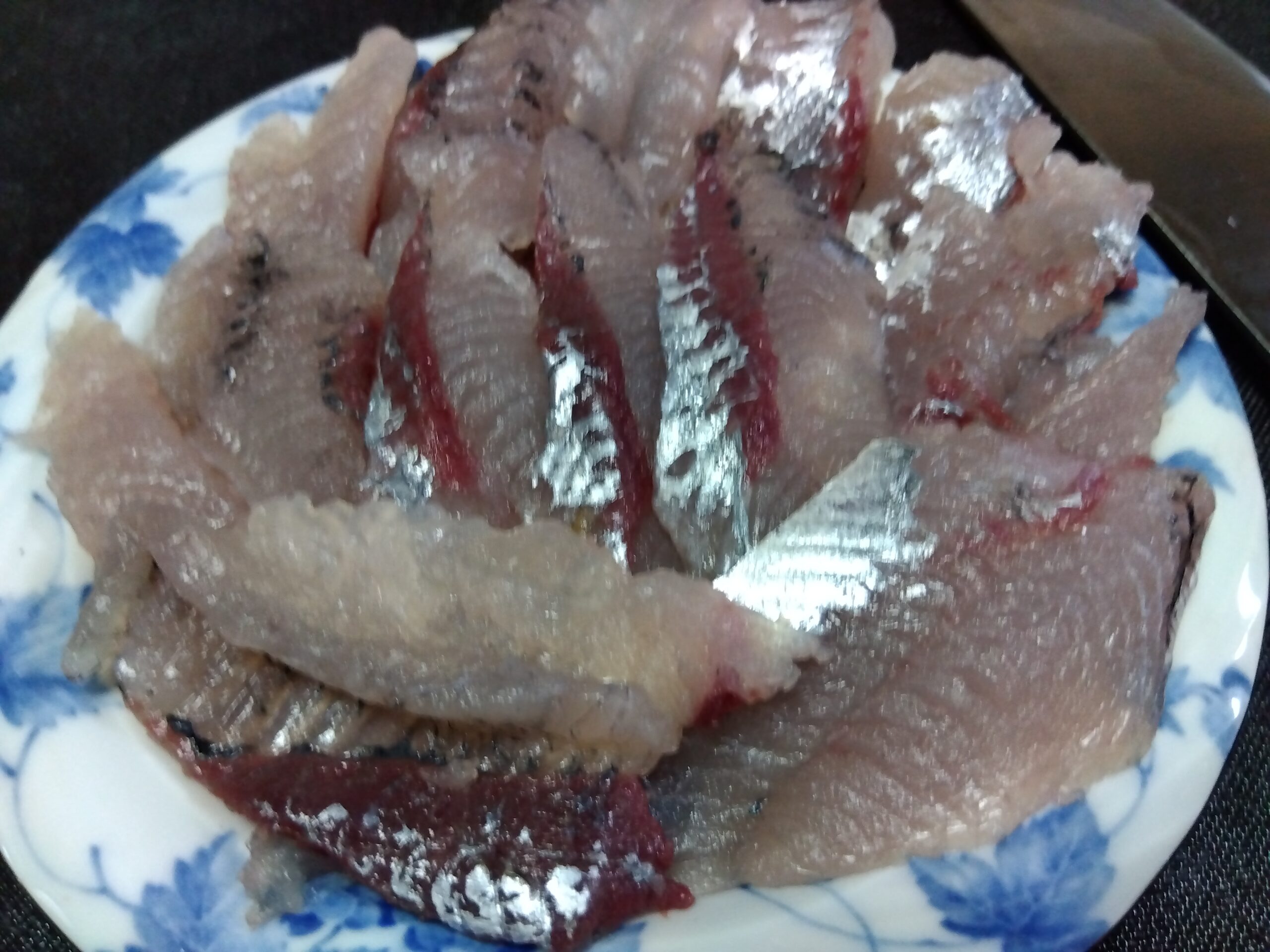 皮をはいだトビウオの刺身