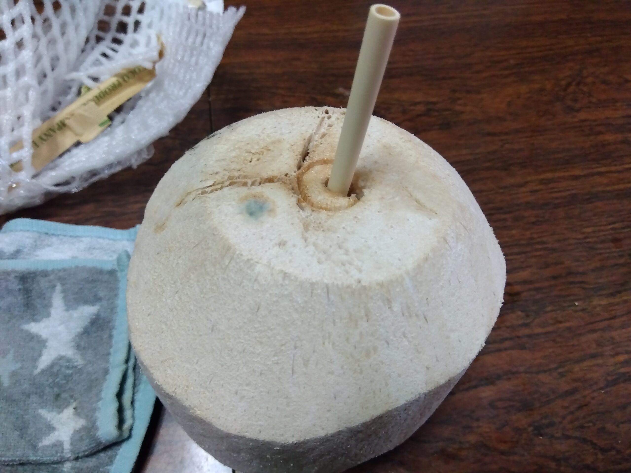 木製ストローを差したヤングココナッツ
