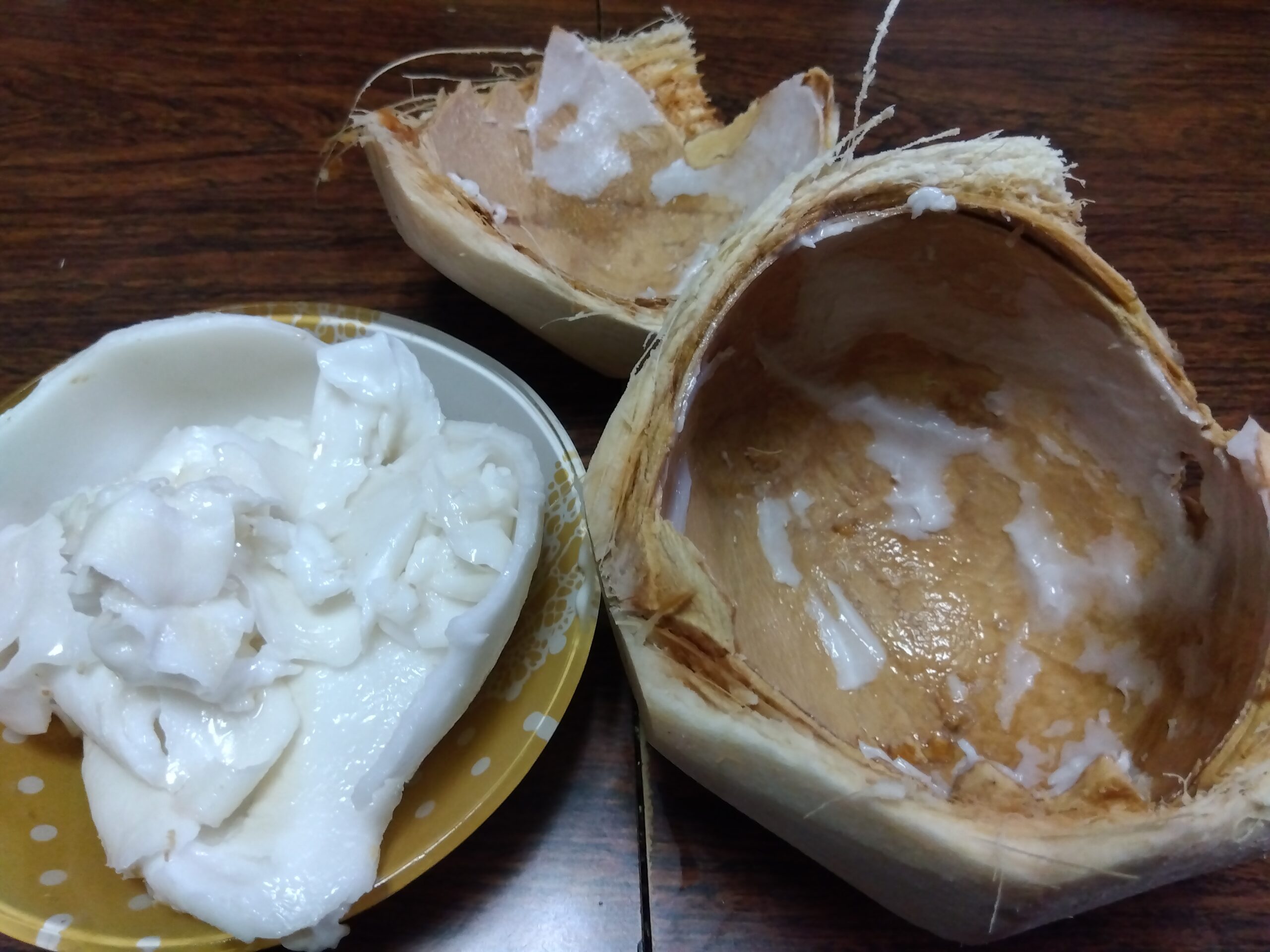 割ったヤングココナッツの内側についた白い果肉