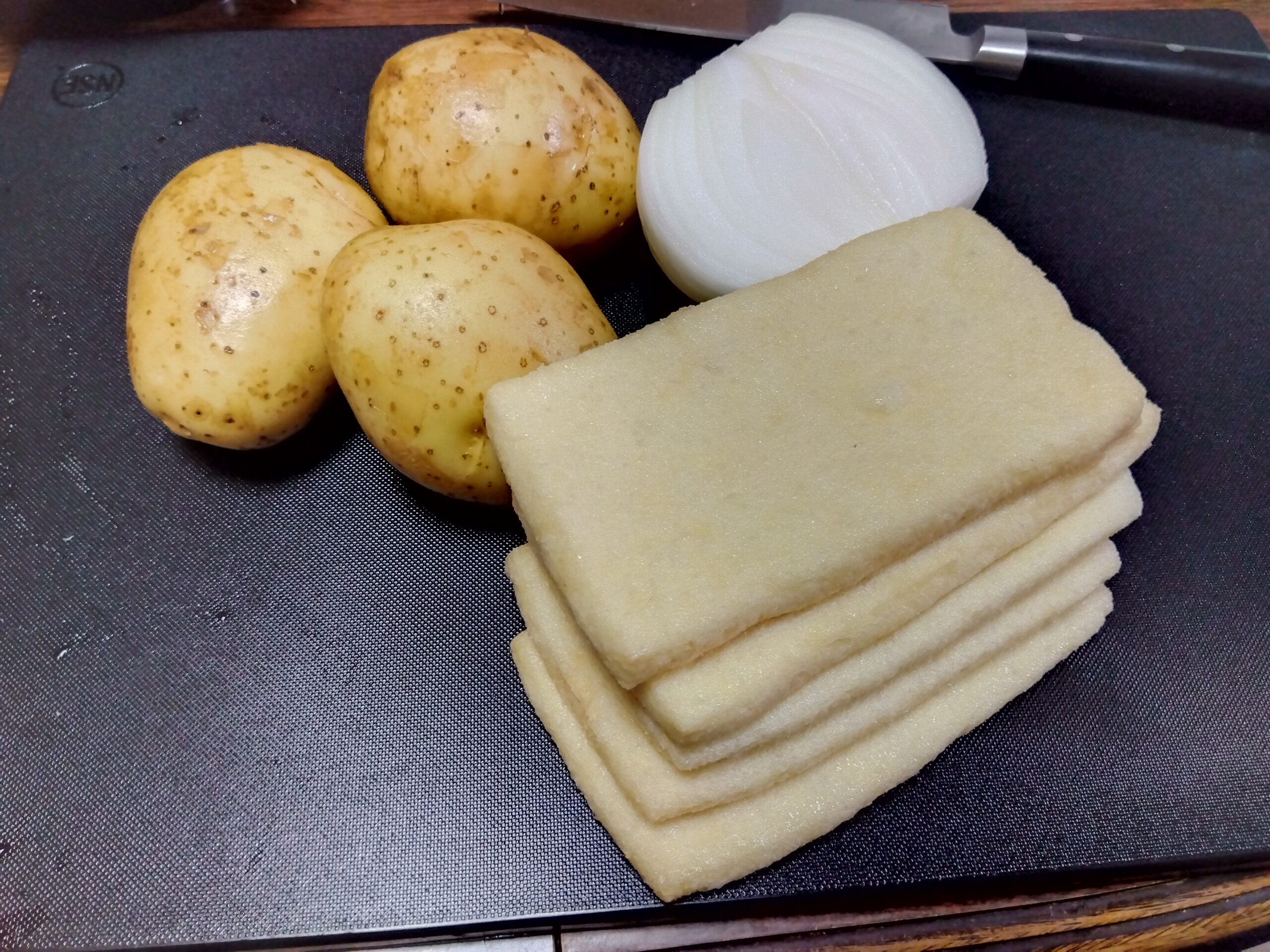 カレーに使うジャガイモと薄揚げとタマネギ