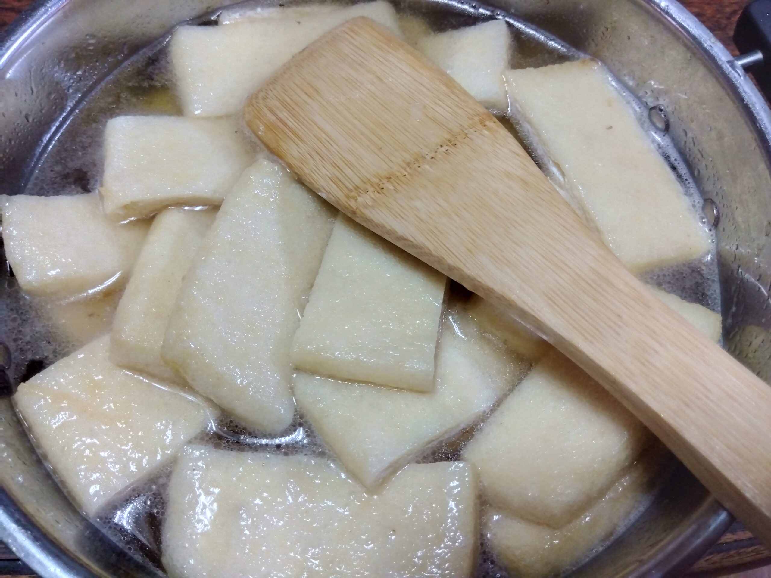 鍋に入れたカレー用のジャガイモと薄揚げ