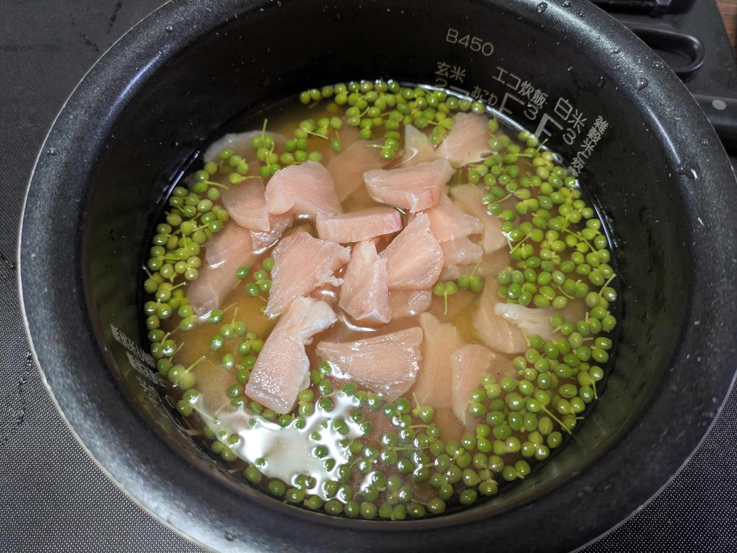 山椒ご飯の材料を窯にセットしたところ