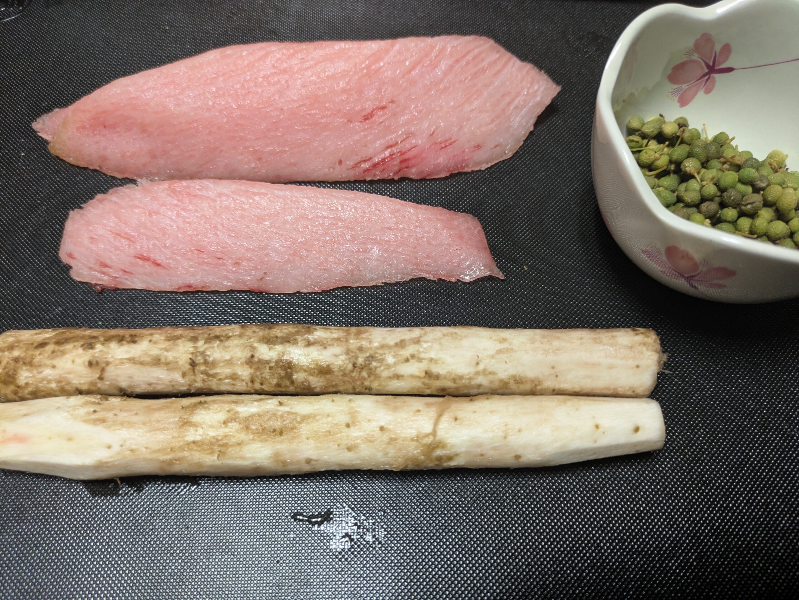 煮物用のマグロのカマトロ、ごぼう、実山椒