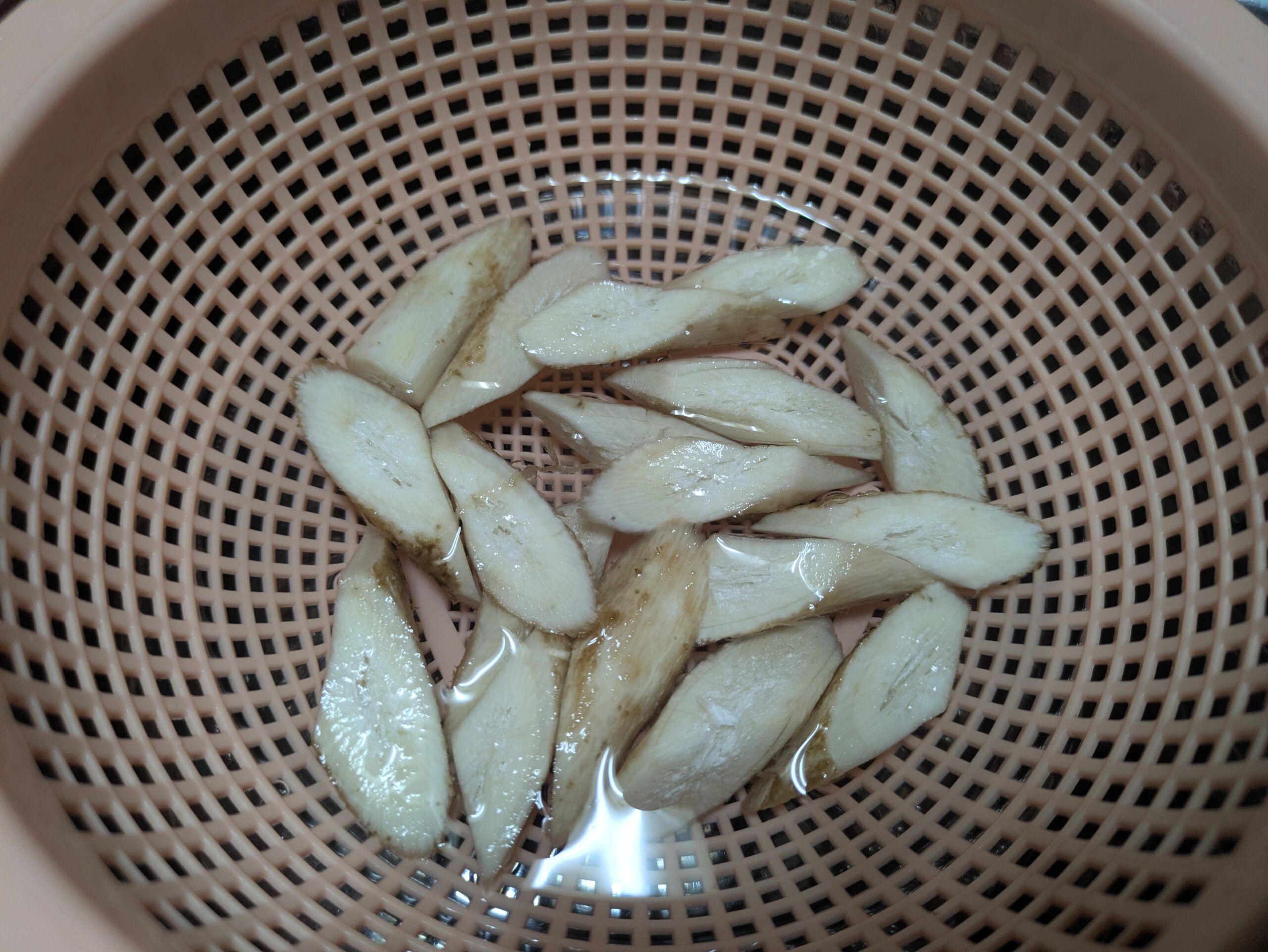 乱切りにしたごぼうを水でさらしているところ