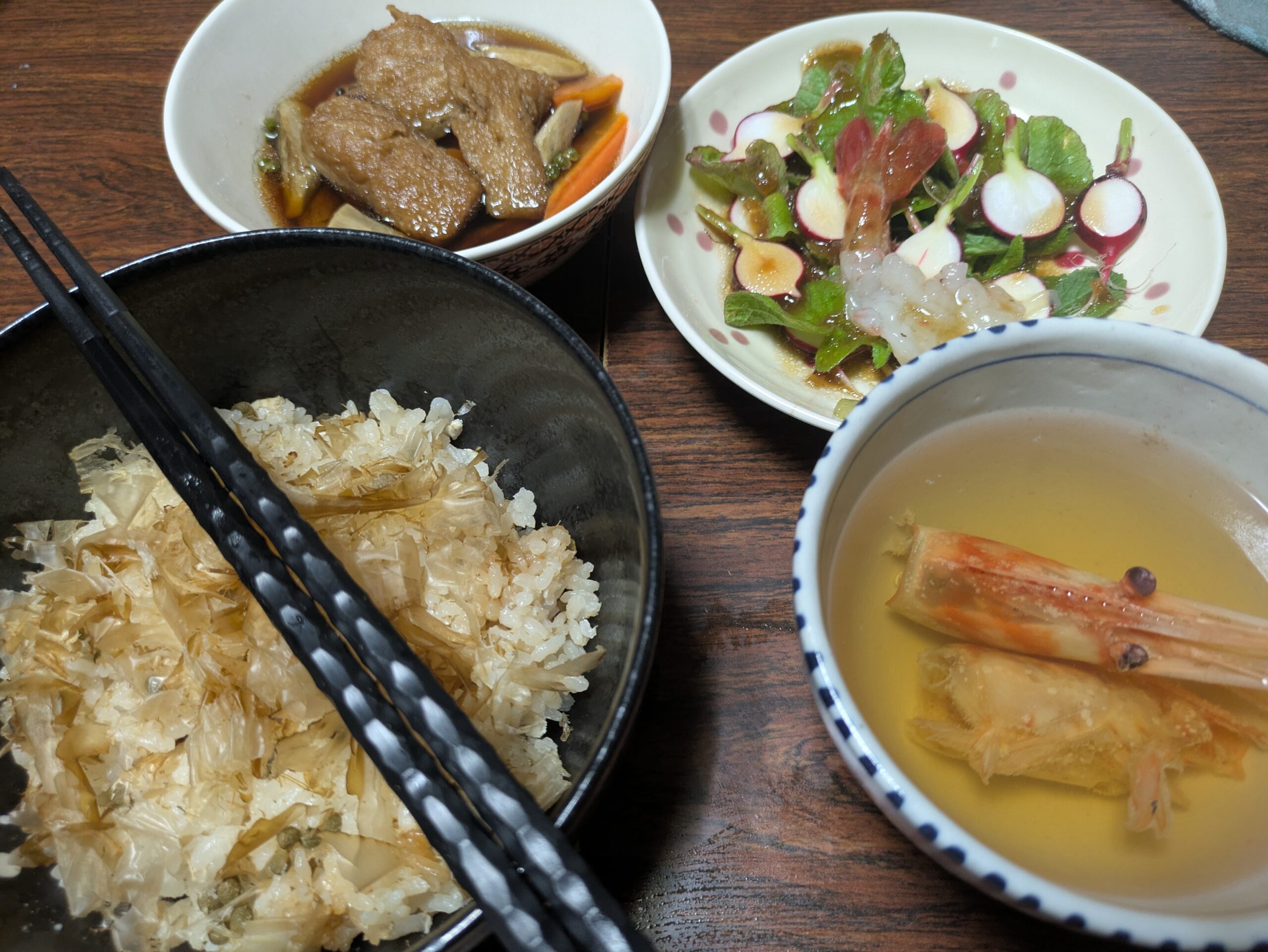 マグロのカマトロ煮と山椒ご飯、ボタンエビの潮汁、カルパッチョ風を並べた夕食