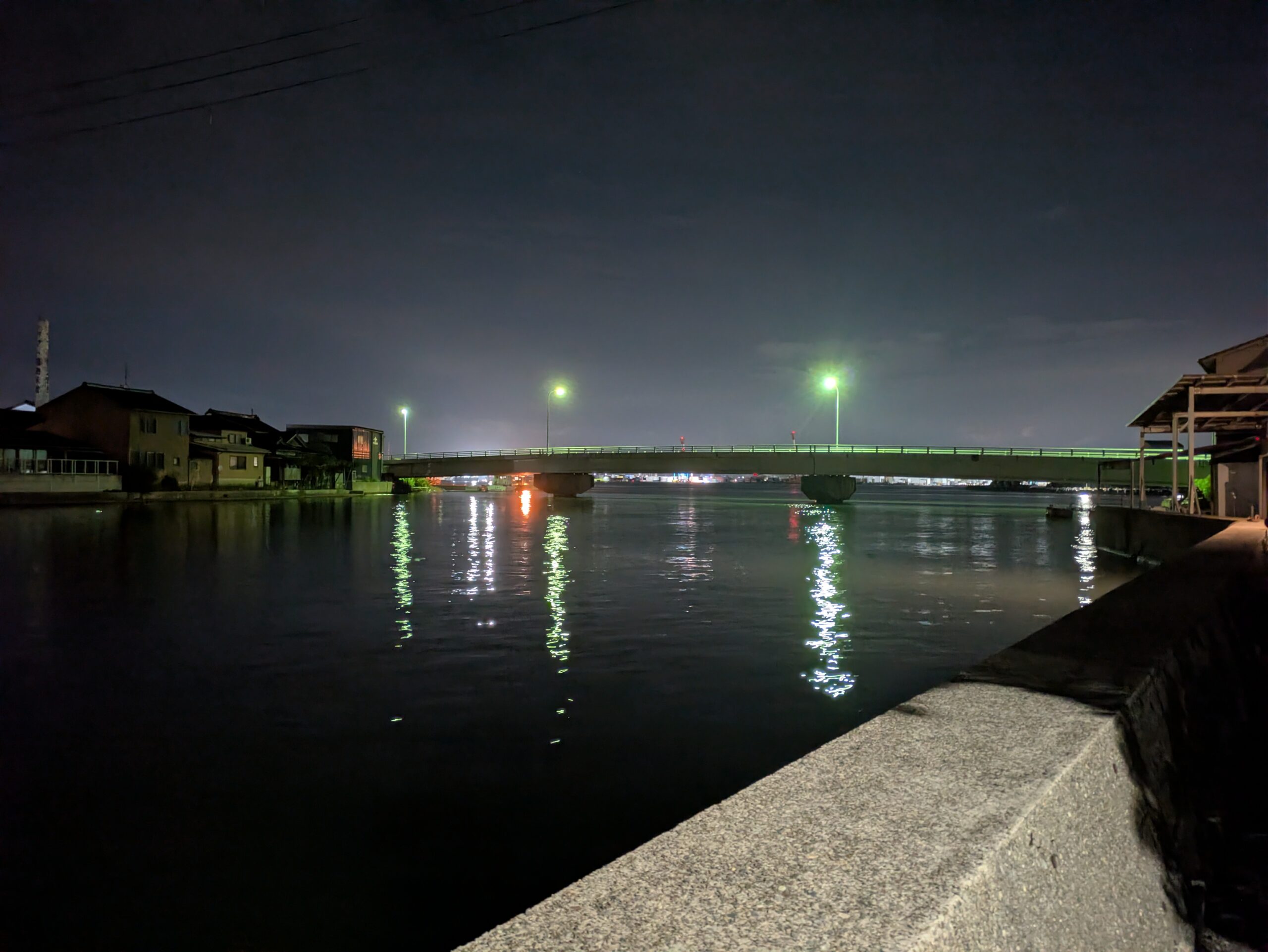 金沢市大野町の大野分水路に架かる大野新橋の夜景