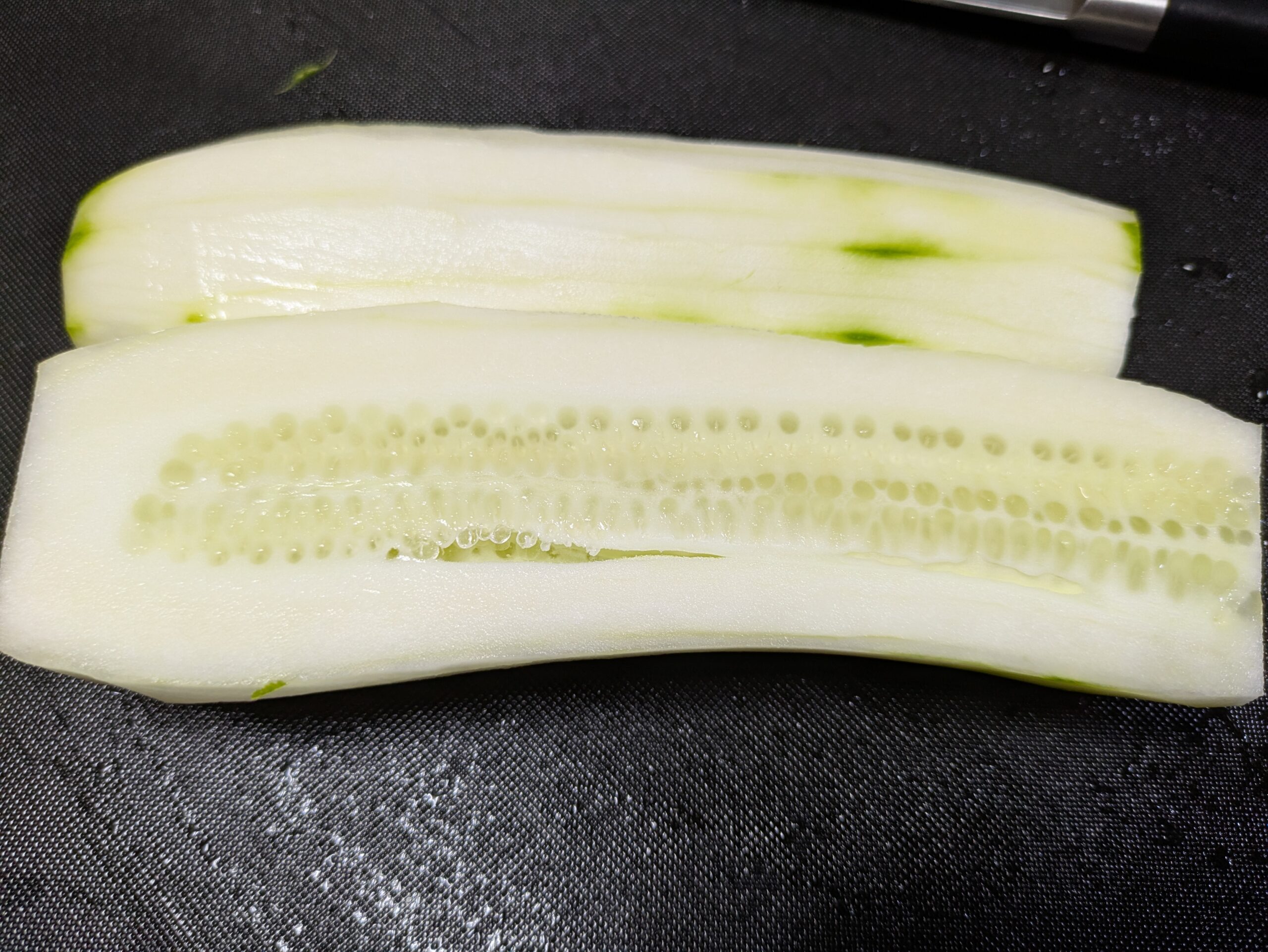 石川県の伝統野菜「加賀太胡瓜」の皮をむいて半分に切った断面