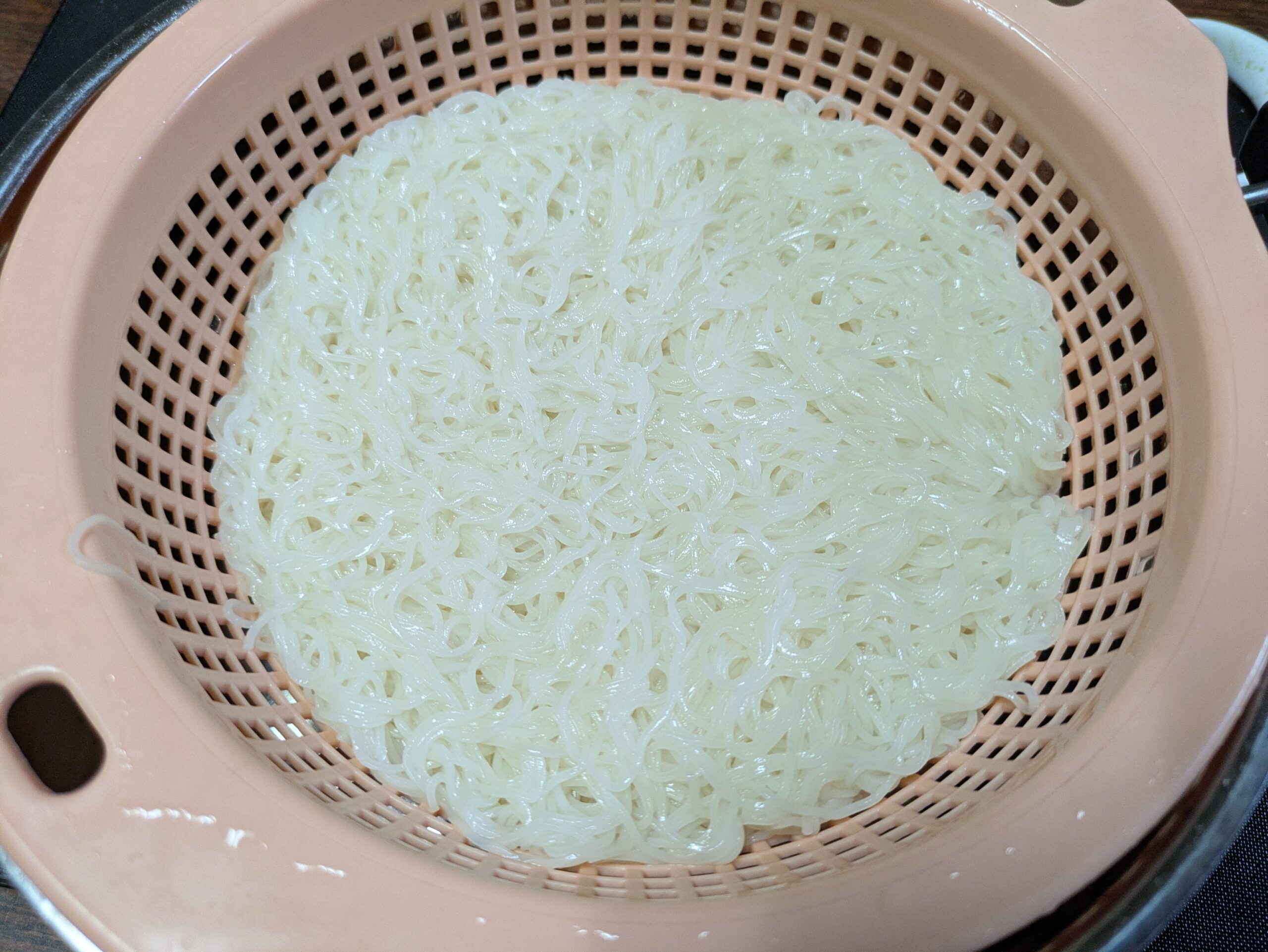 茹でて水を切った素麺