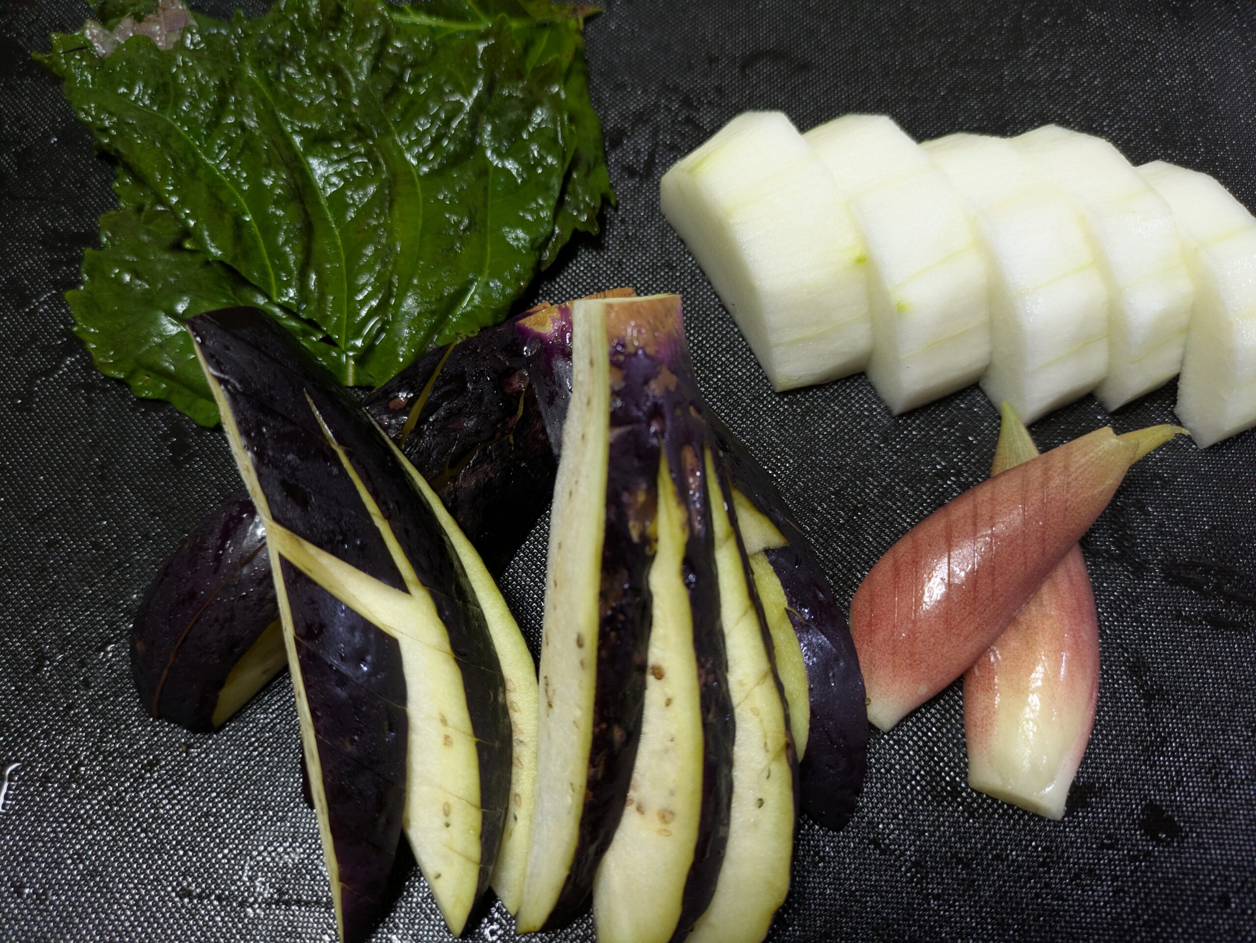 天ぷら用にカットした夏野菜のナス、ミョウガ、大葉、太胡瓜