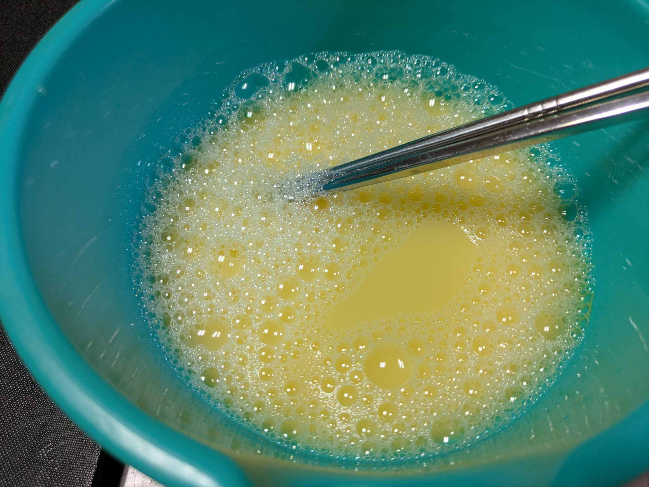 天ぷらの衣用に卵と水を混ぜた卵水