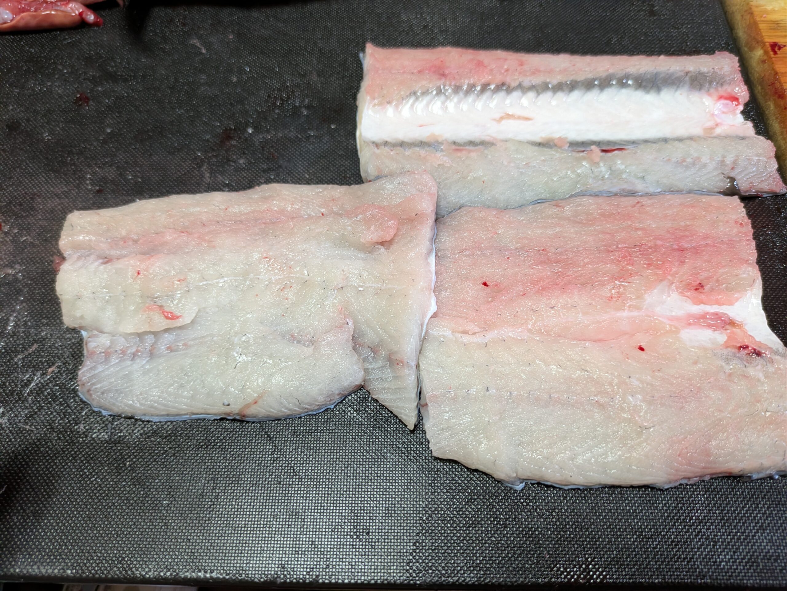 ３等分にした蒲焼用のウナギの開き