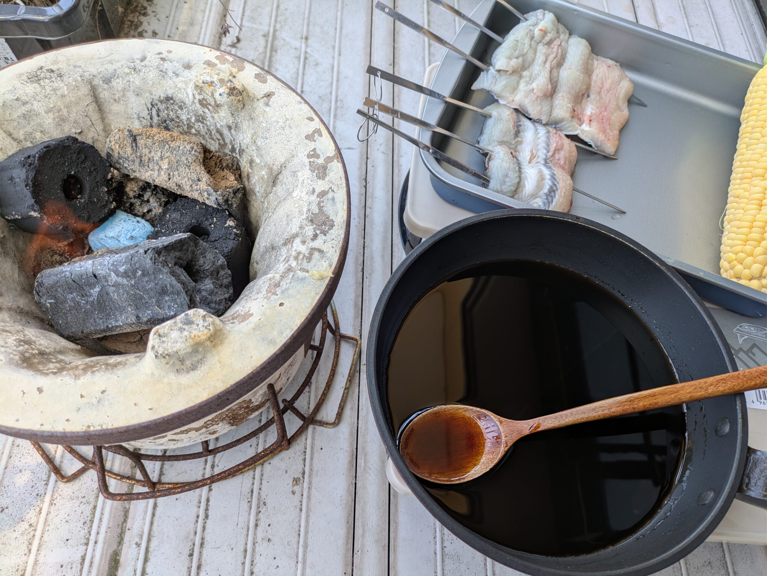 七輪と蒲焼用のウナギとタレとトウモロコシ