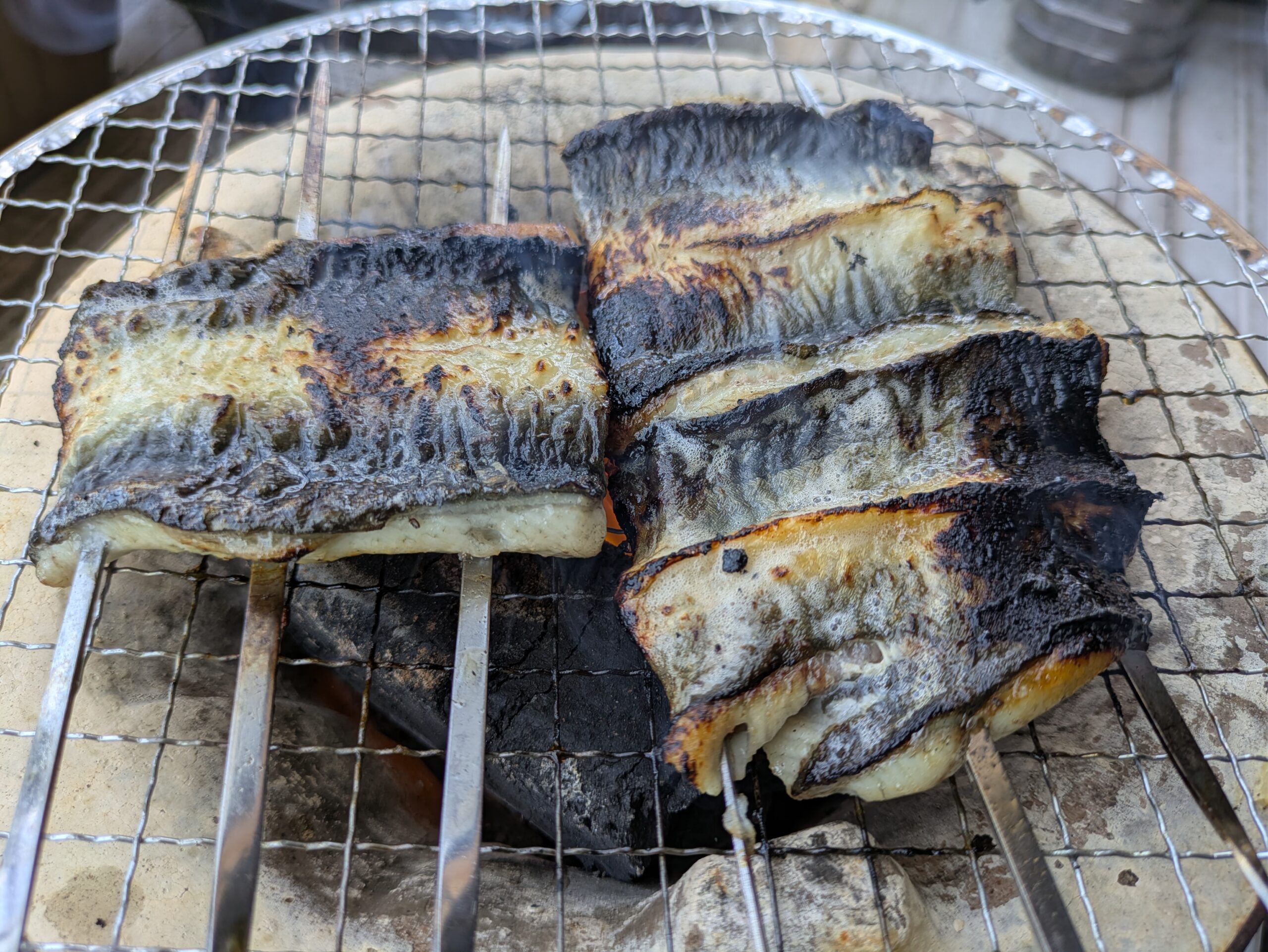 七輪で白焼きにしているウナギ。身のほうを焼いている