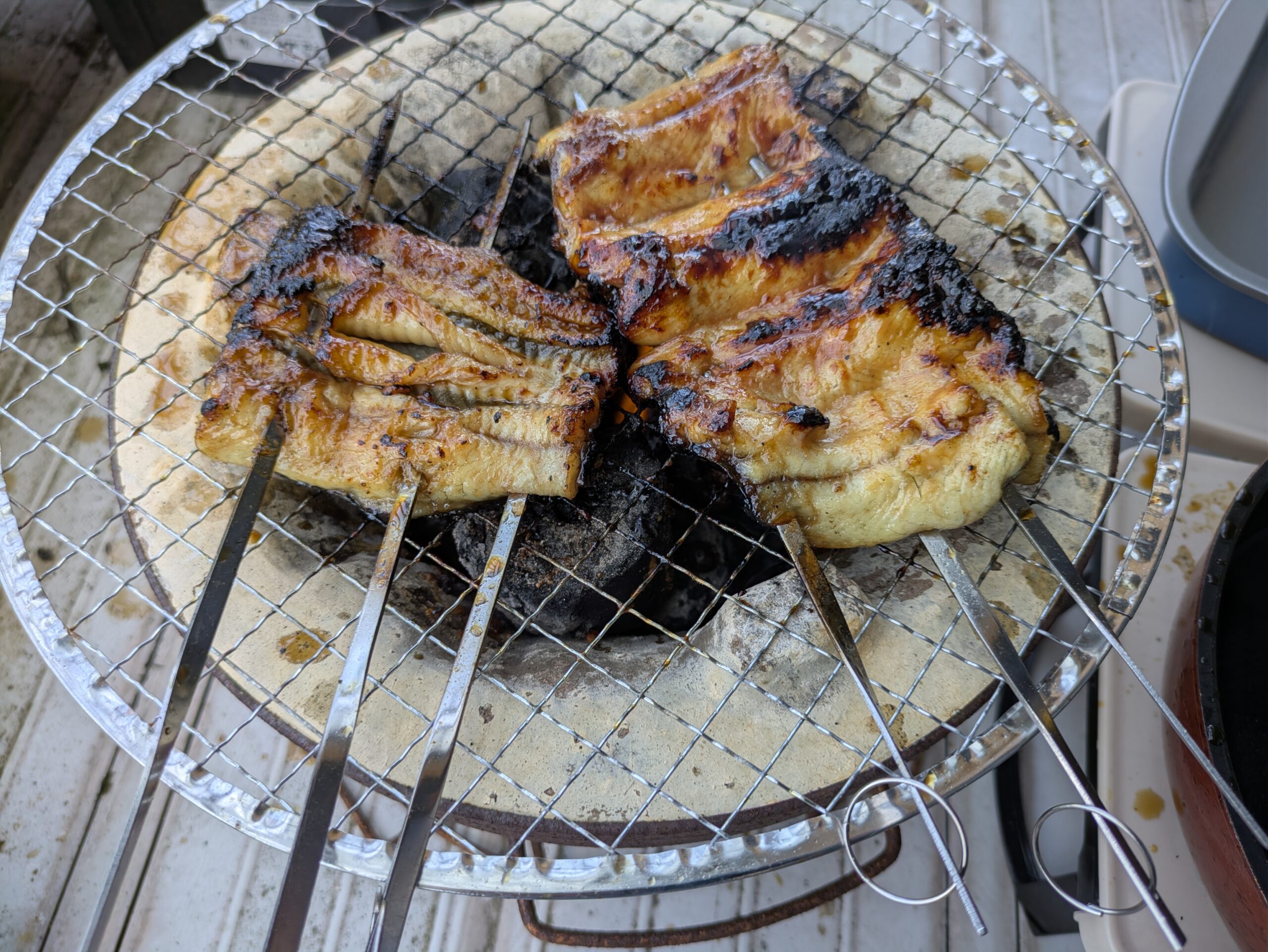 七輪で蒲焼にしているウナギ。皮のほうを焼いている
