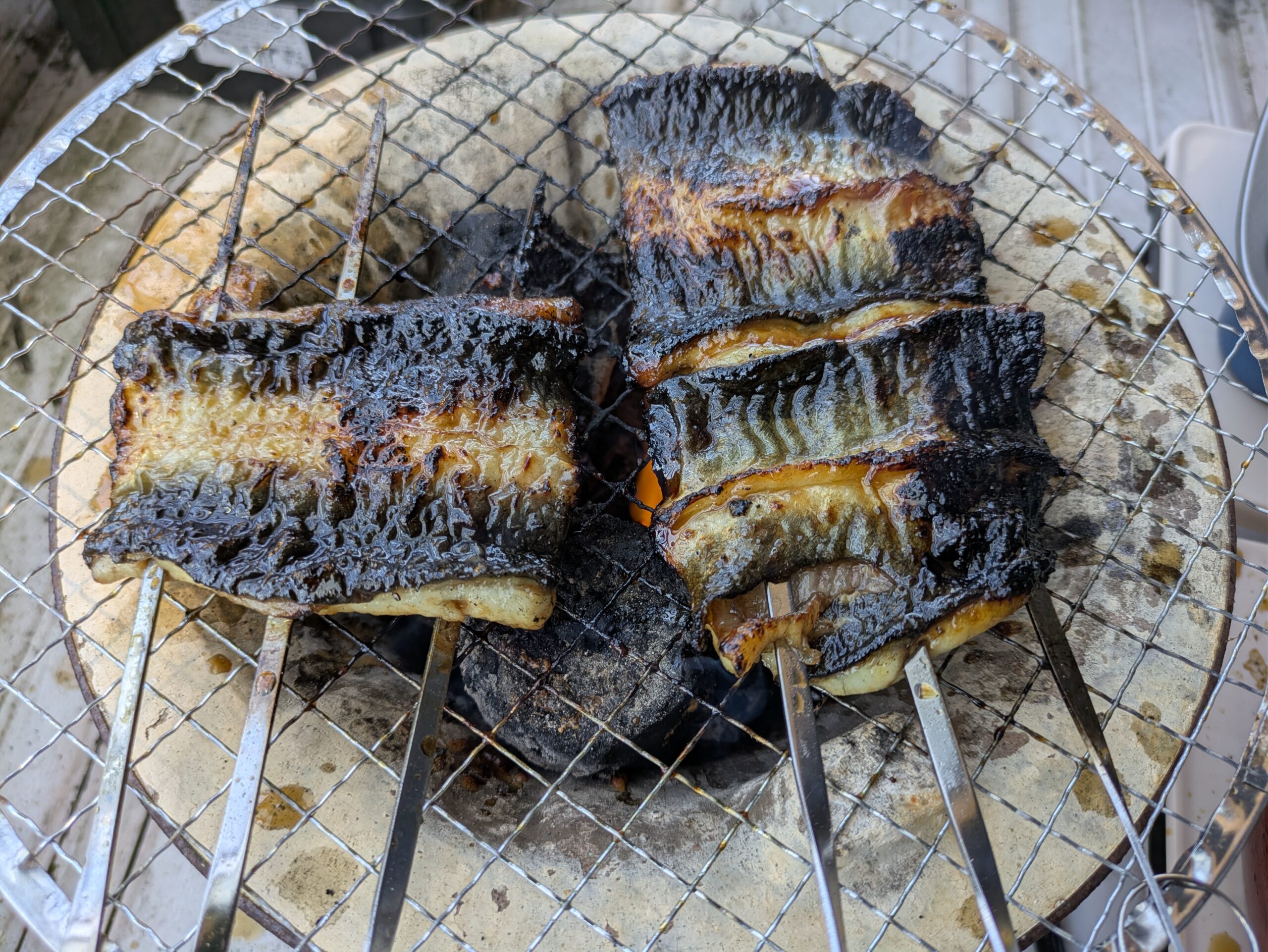 七輪で蒲焼にしているウナギ。身のほうを焼いている