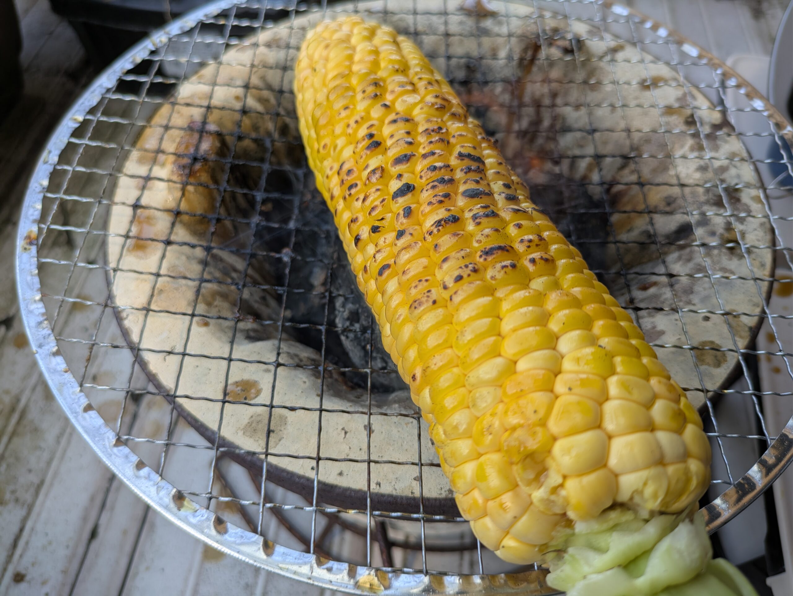 七輪で焼いている焼きトウモロコシ