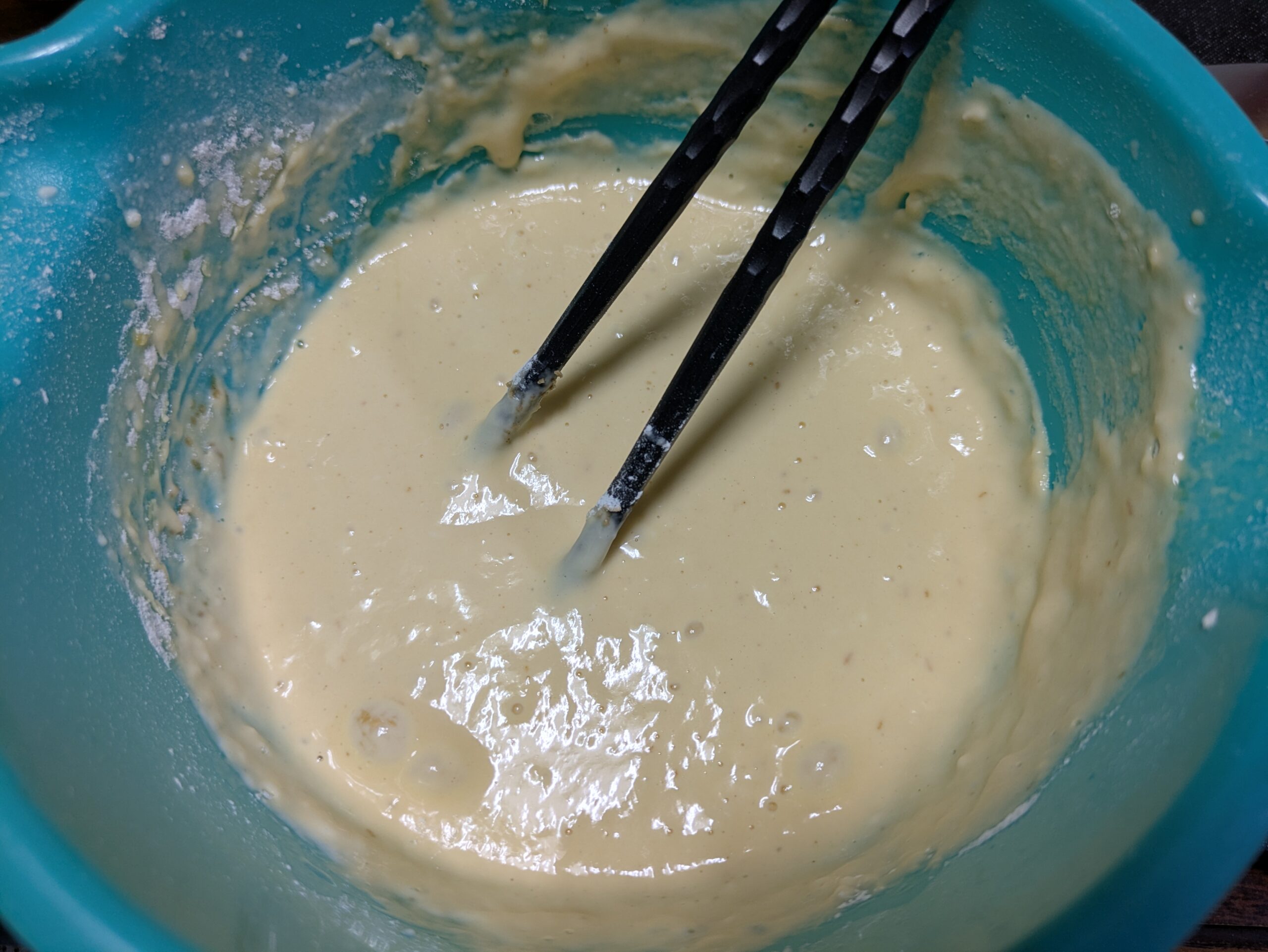 薄力粉、水、顆粒だしを混ぜたお好み焼きの生地