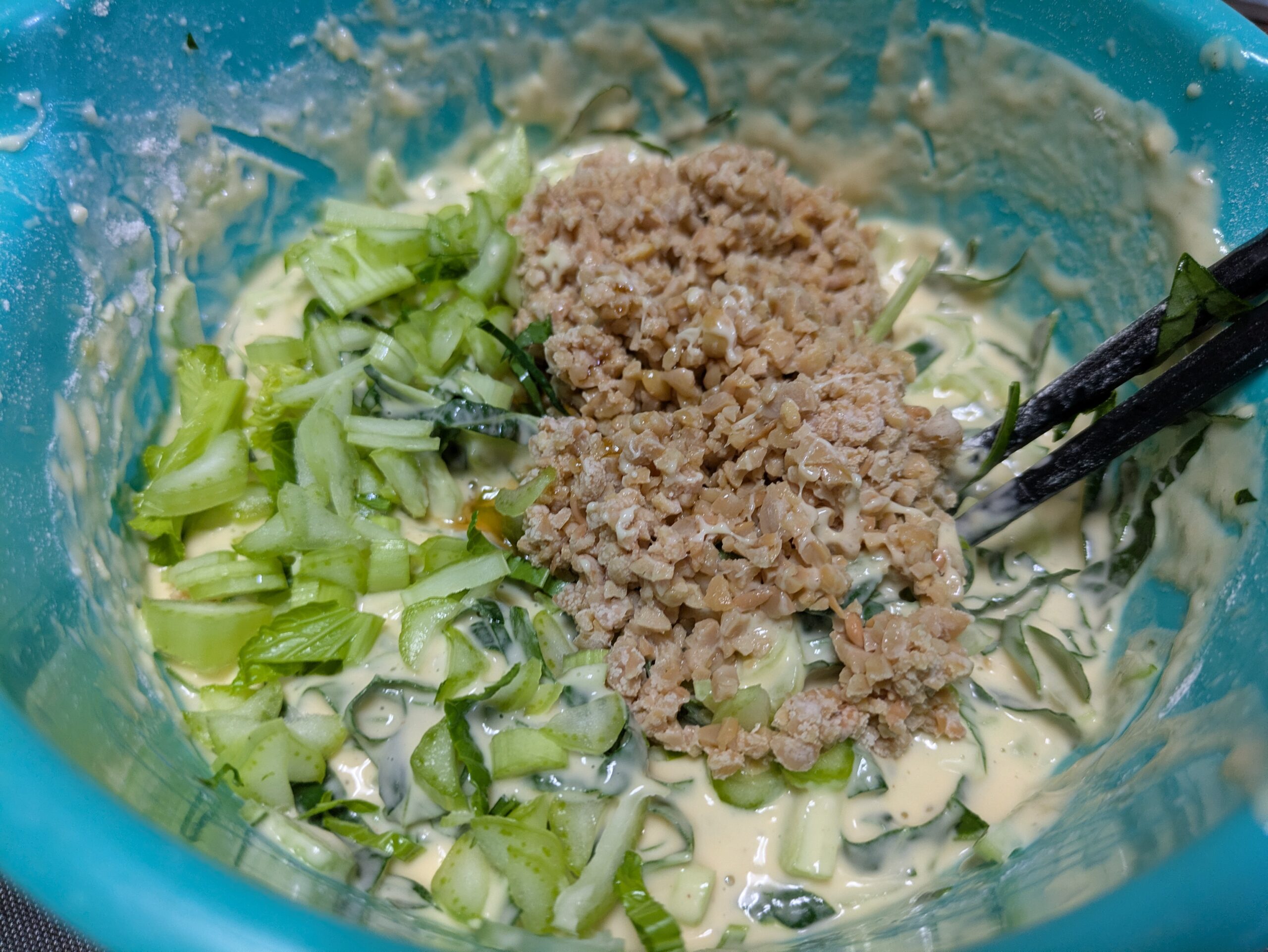 薄力粉、水、顆粒だしを混ぜたお好み焼きの生地に刻んだ小松菜、ひきわり納豆を入れた