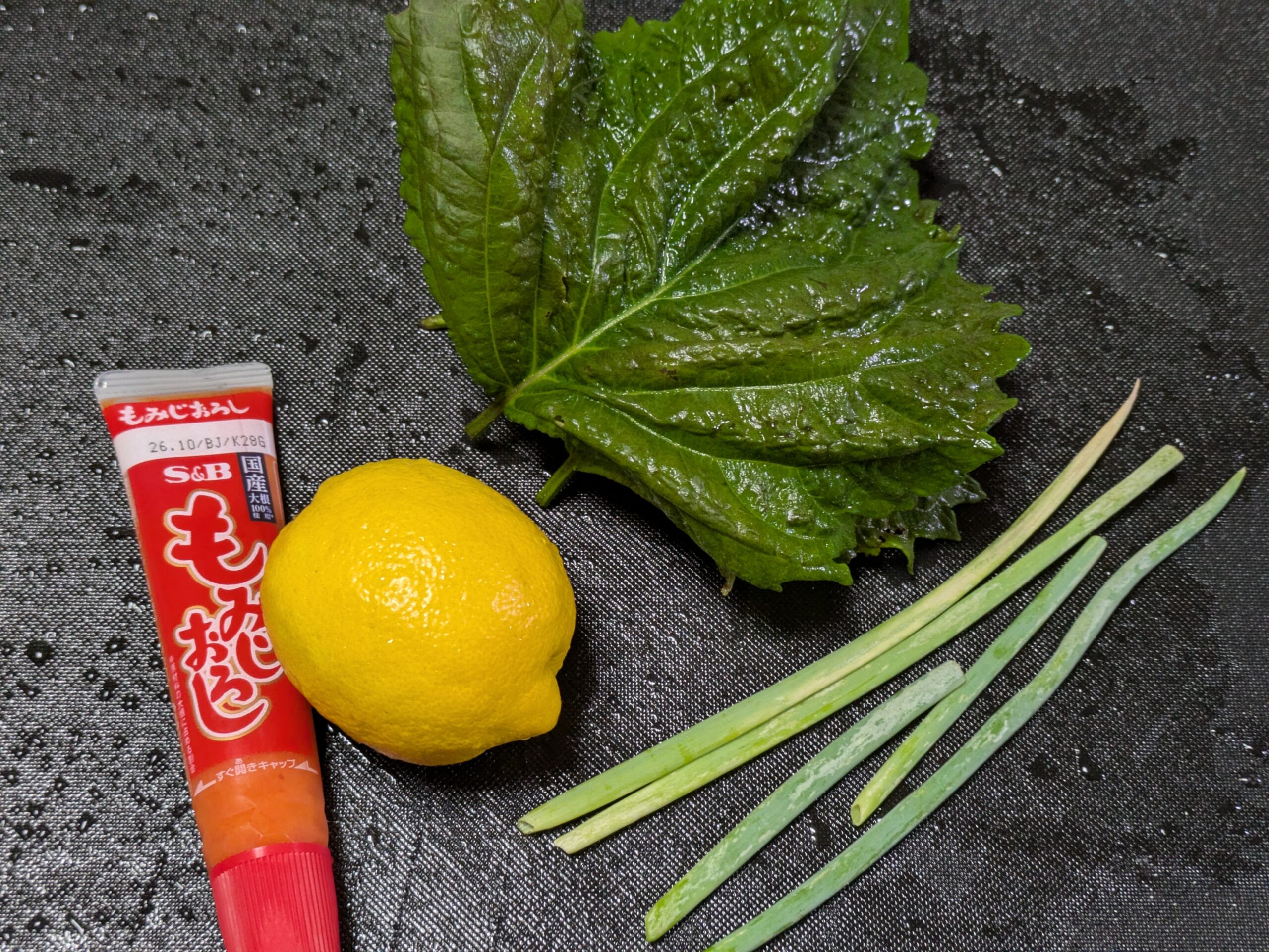 岩カキの酒蒸し用のあしらいの大葉、ネギ、レモン、紅葉おろし