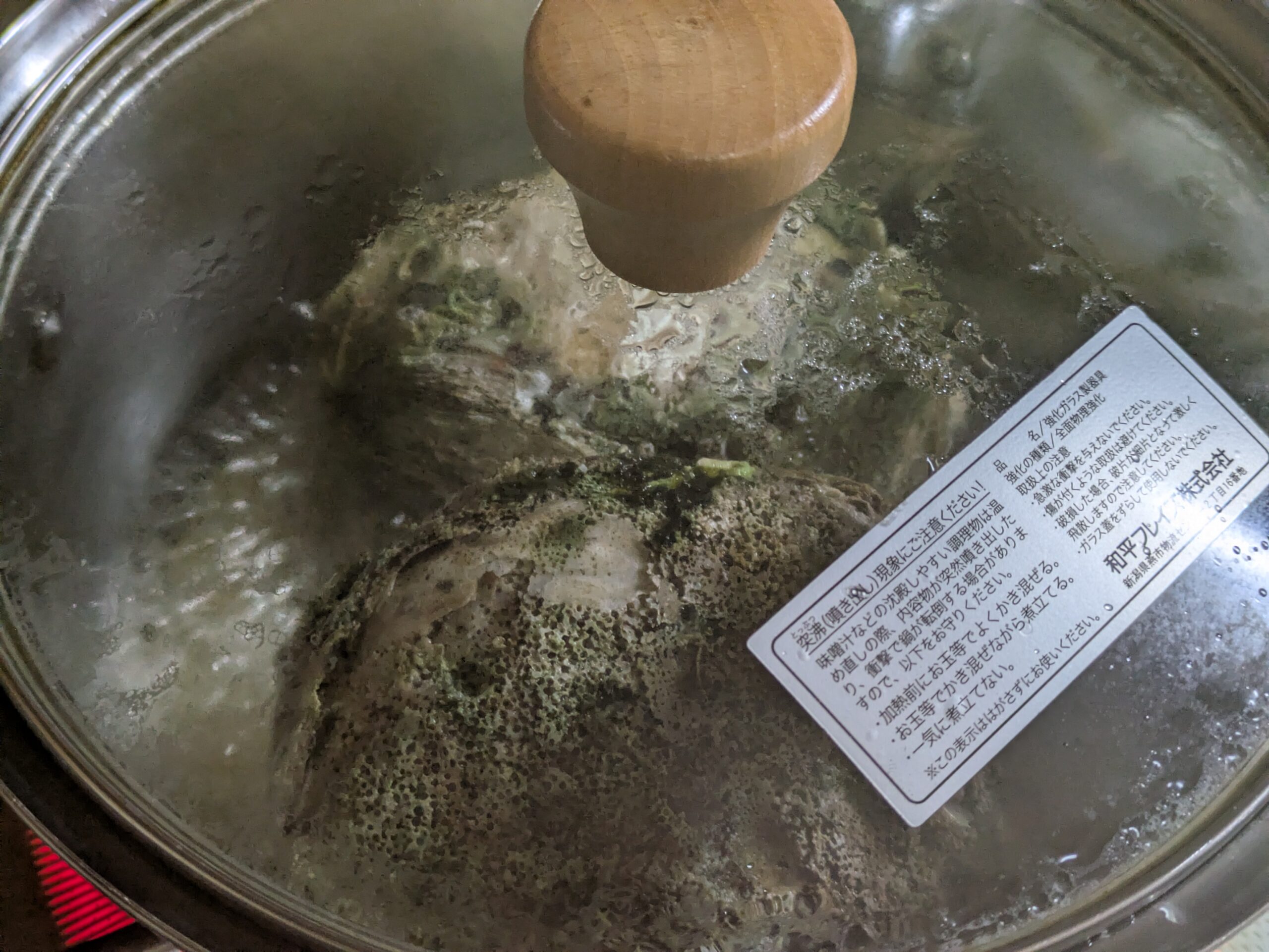 鍋で酒蒸しにしている岩カキ