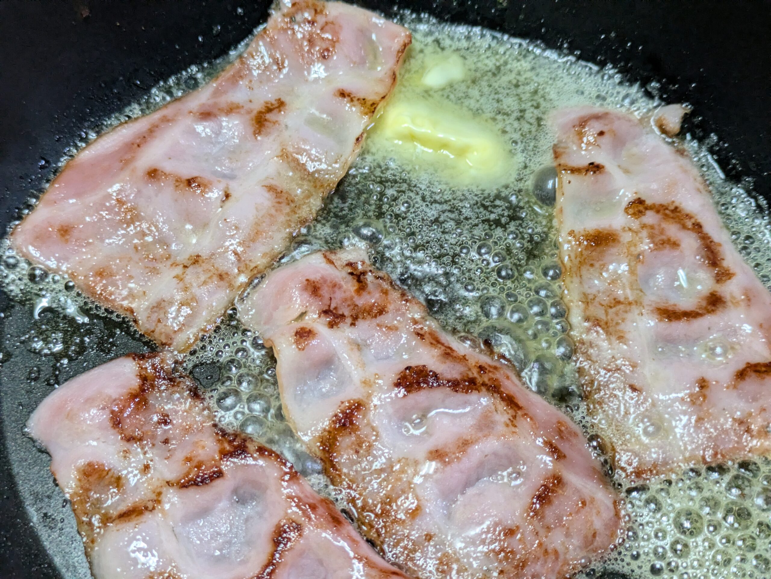 バター風味マーガリンで炒めたベーコン