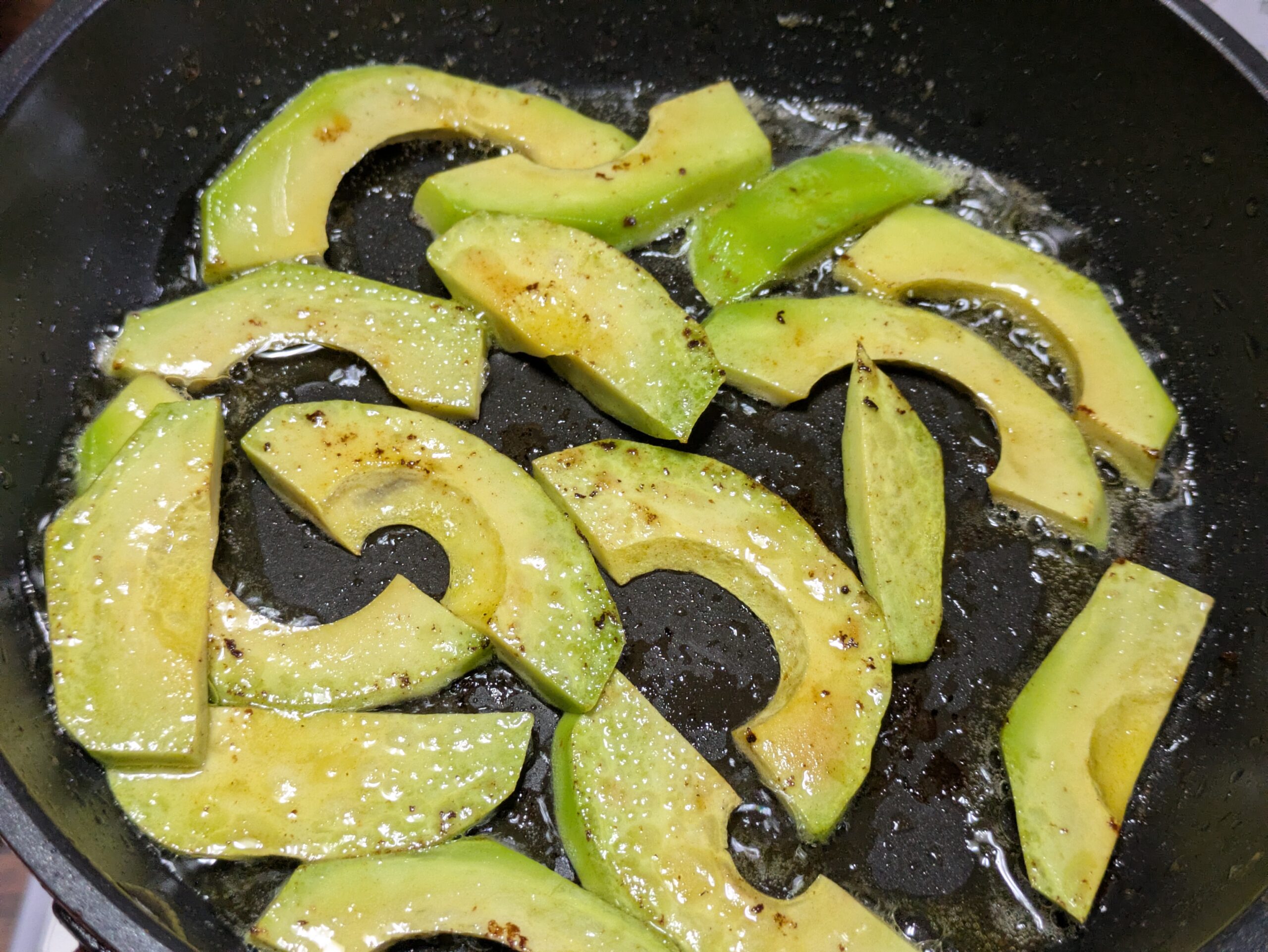 バター風味マーガリンで炒めたアボカド