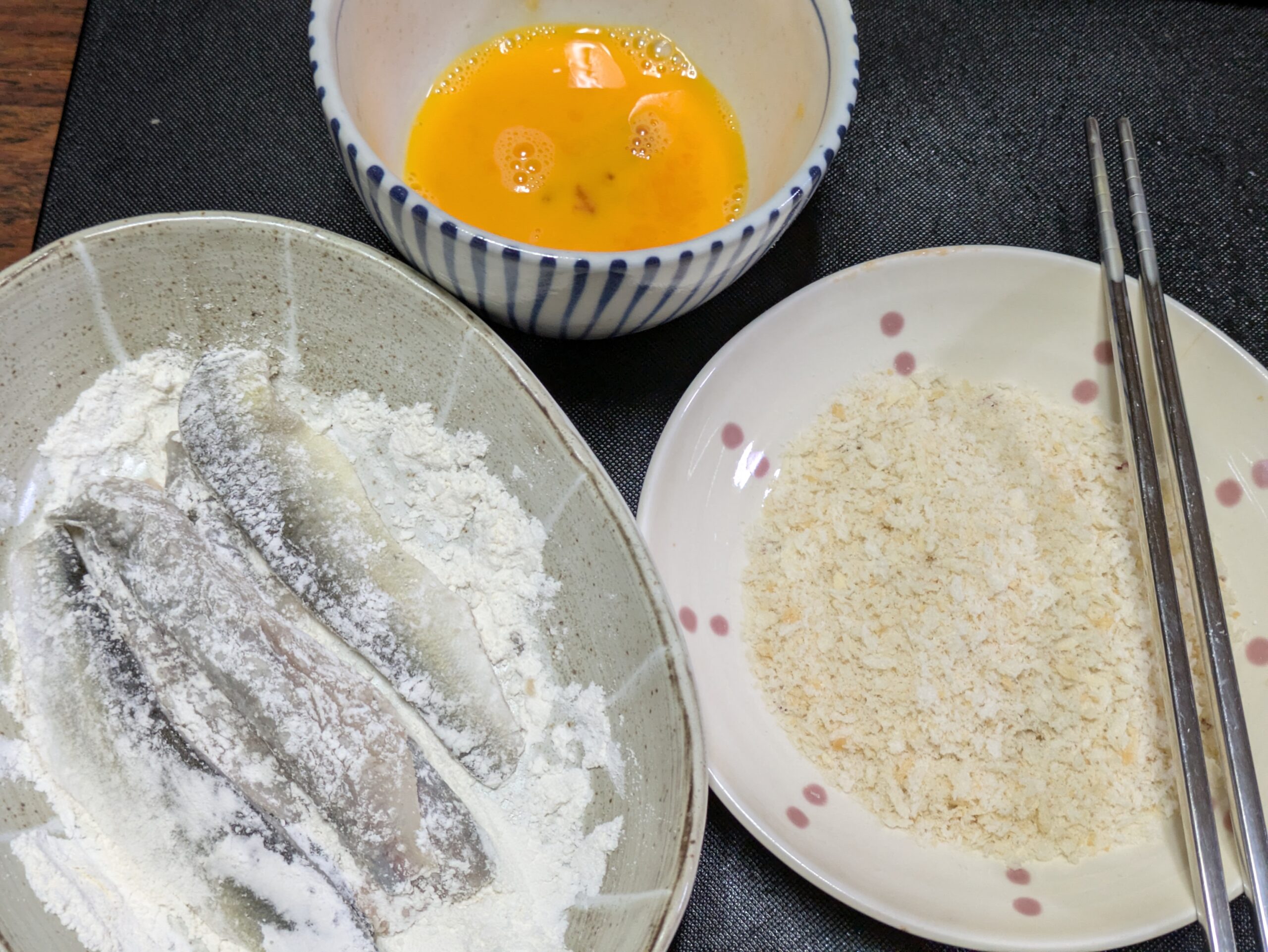 アユフライ用の小麦粉、パン粉、卵