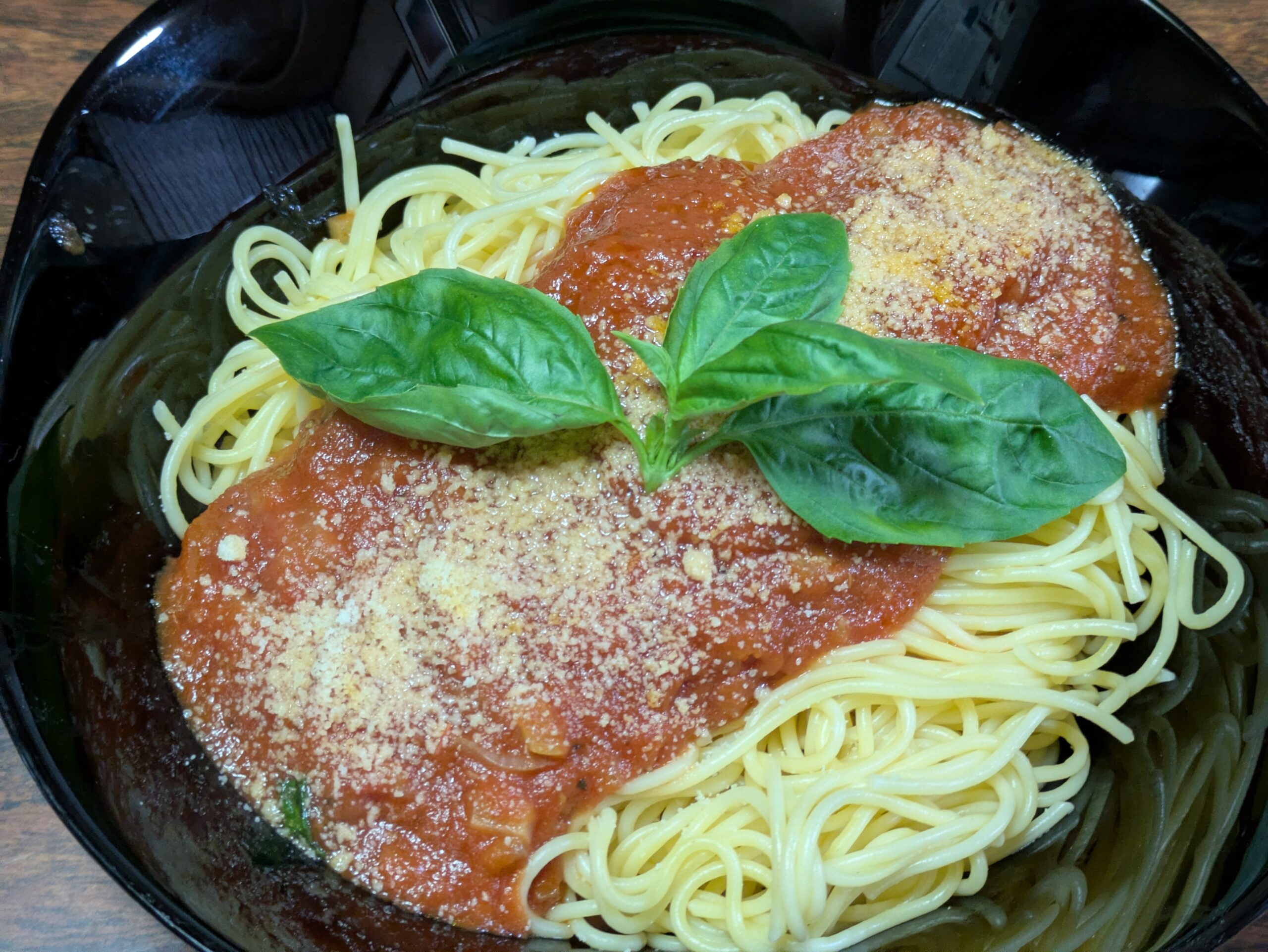 バジル入りトマトソースパスタ
