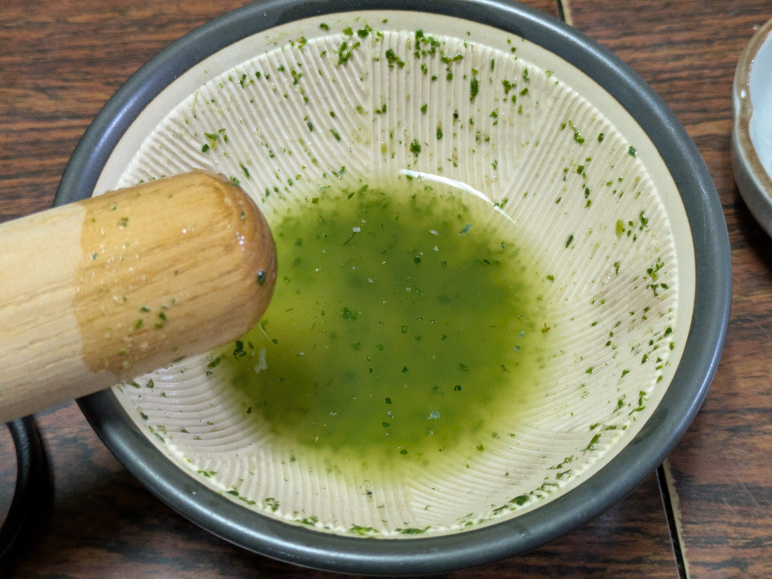 すり鉢で木の芽、炊いたコメ、酢を混ぜて作った木の芽酢