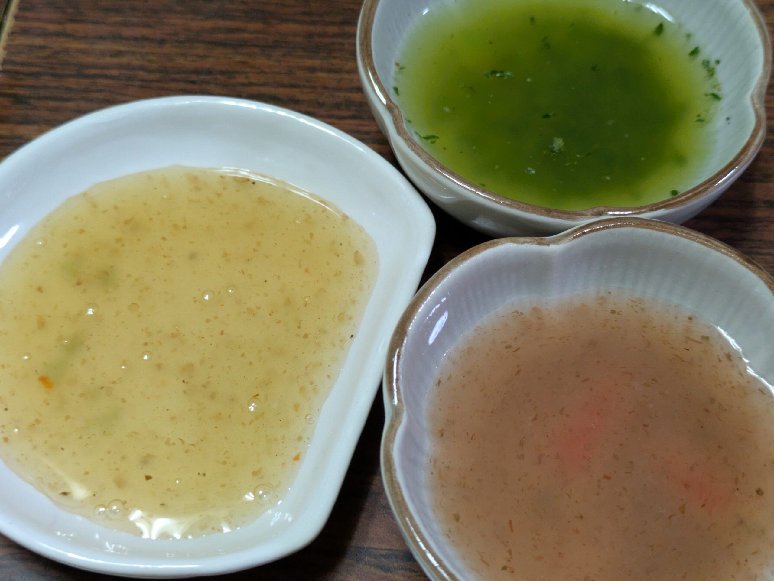 アユの塩焼き用に用意した３種のタレ。ウマ塩レモン、梅、木の芽酢