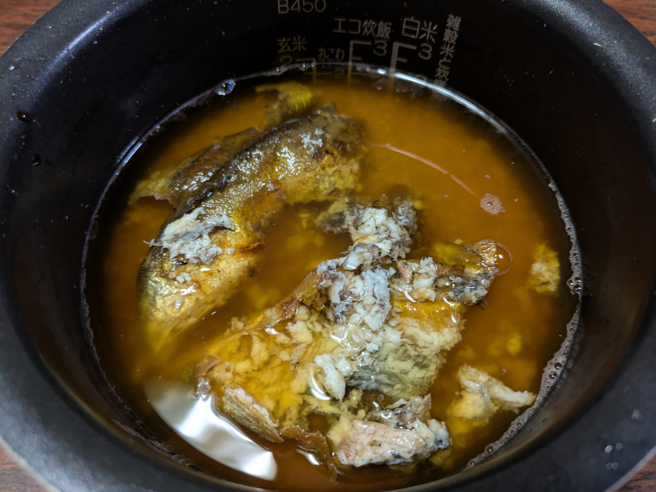 焼いてほぐしたアユの炊き込みご飯の炊飯前