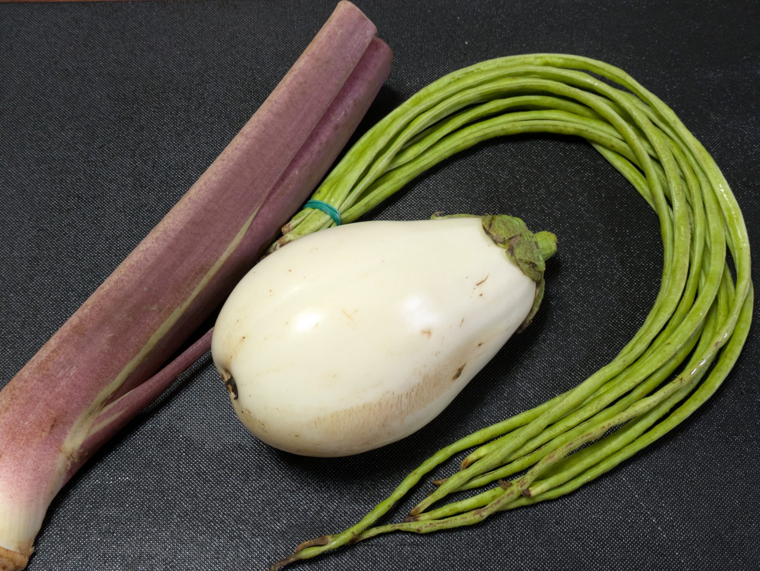 夏野菜の赤ずいきと白ナス、十六ささげ