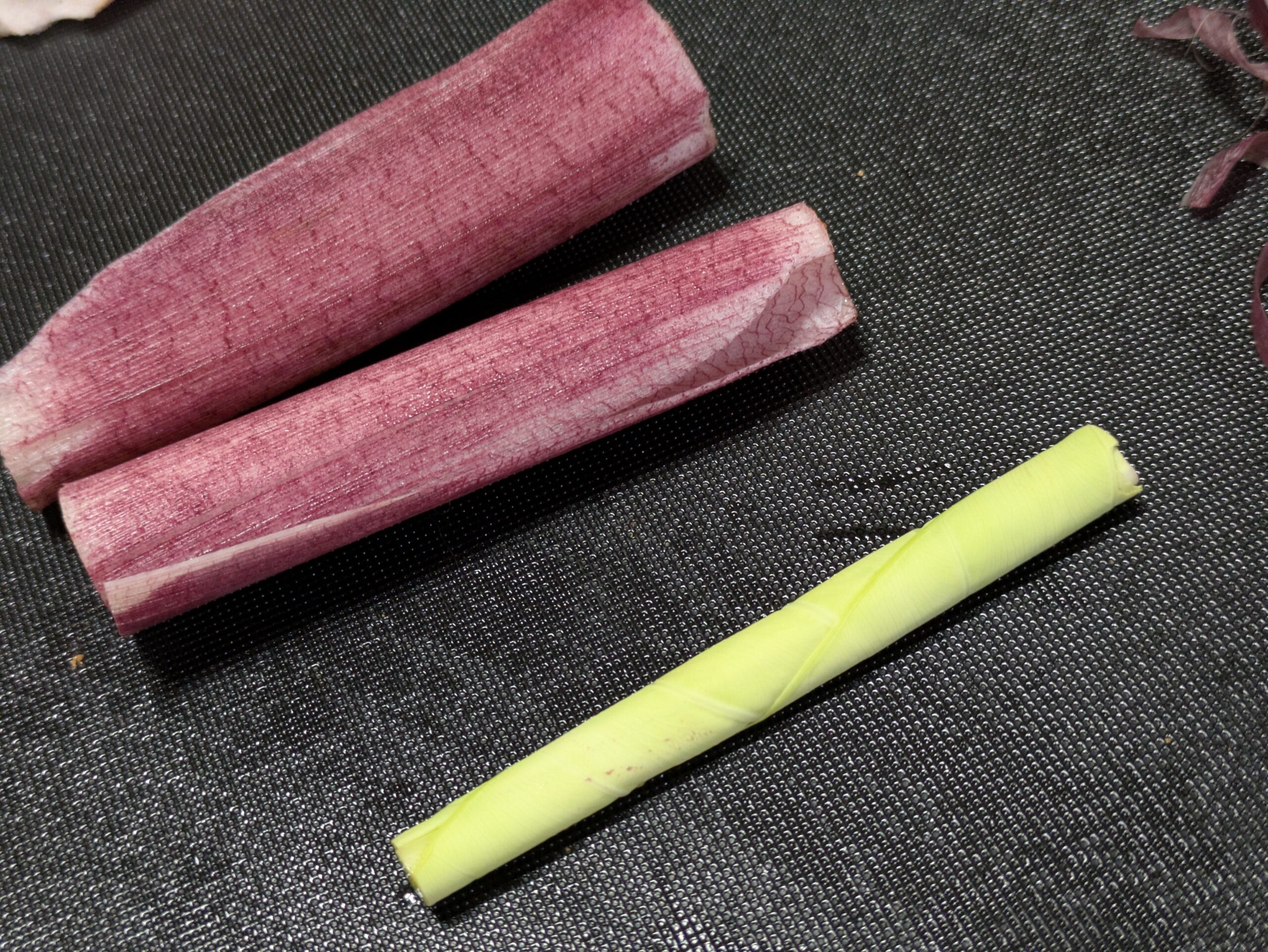 食べやすい大きさにカットした赤ずいき