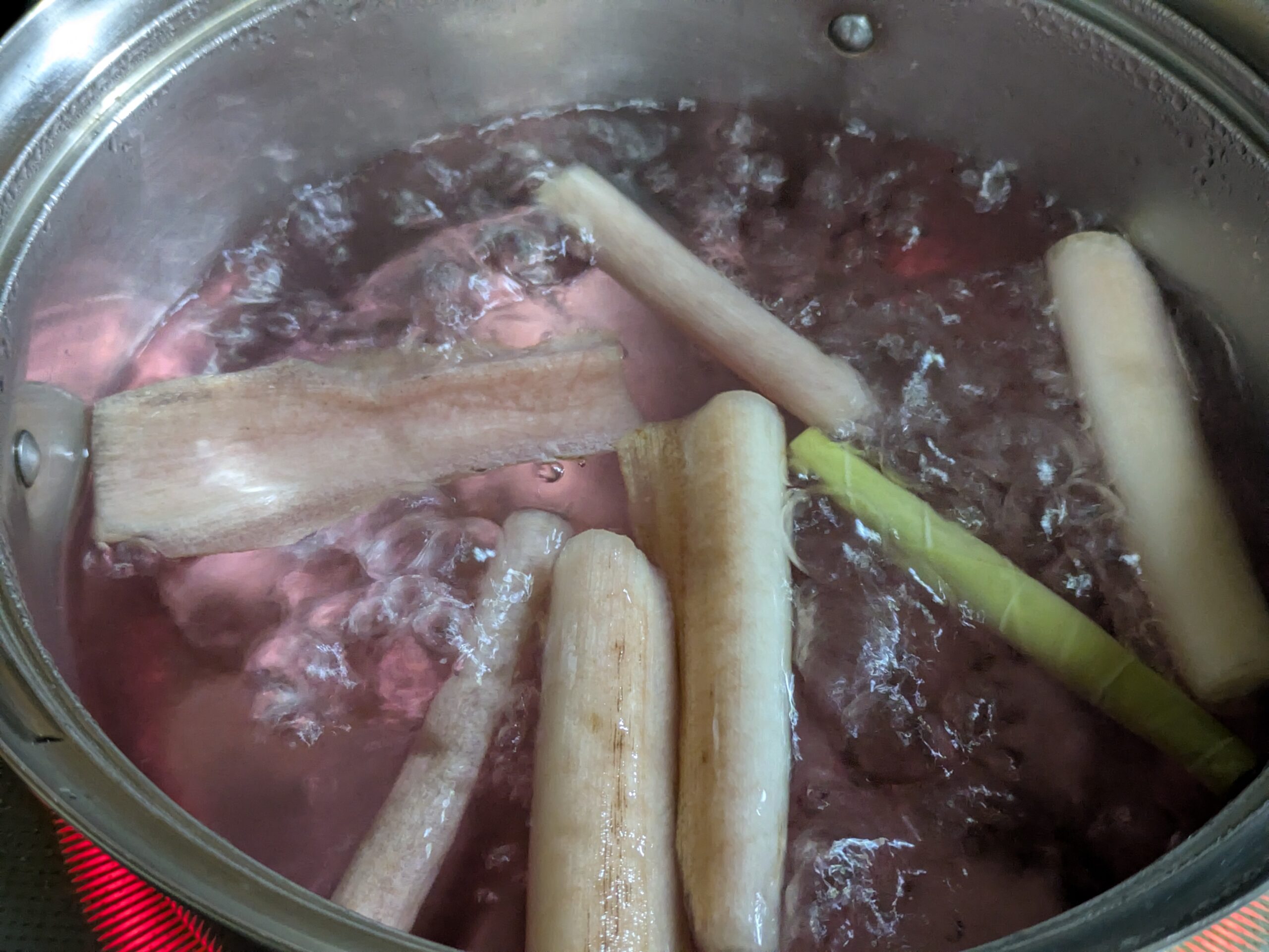 赤ずいきを酢を入れたお湯でアク抜きしている