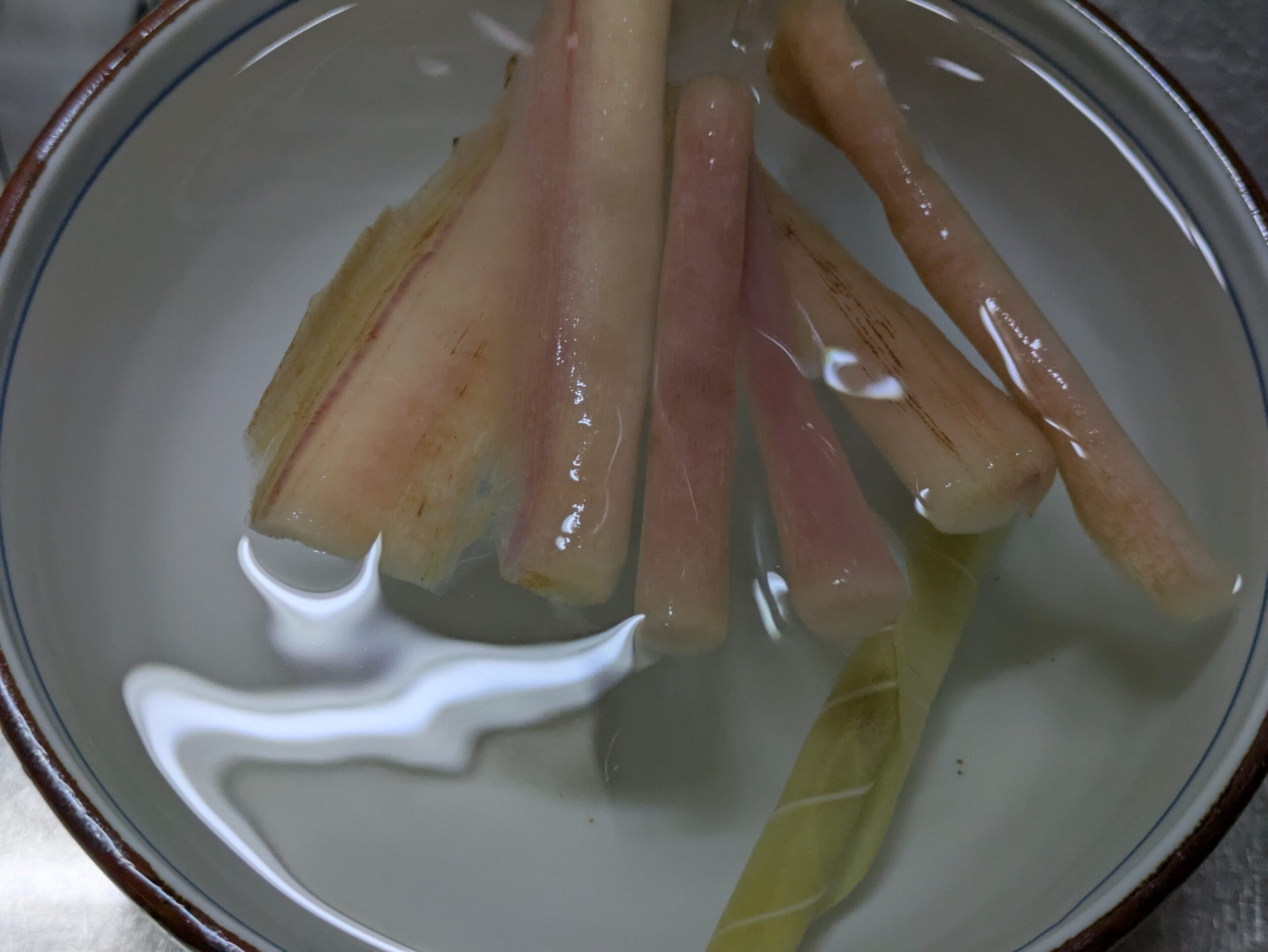 茹でてアク抜きした赤ずいきを冷水で締めている