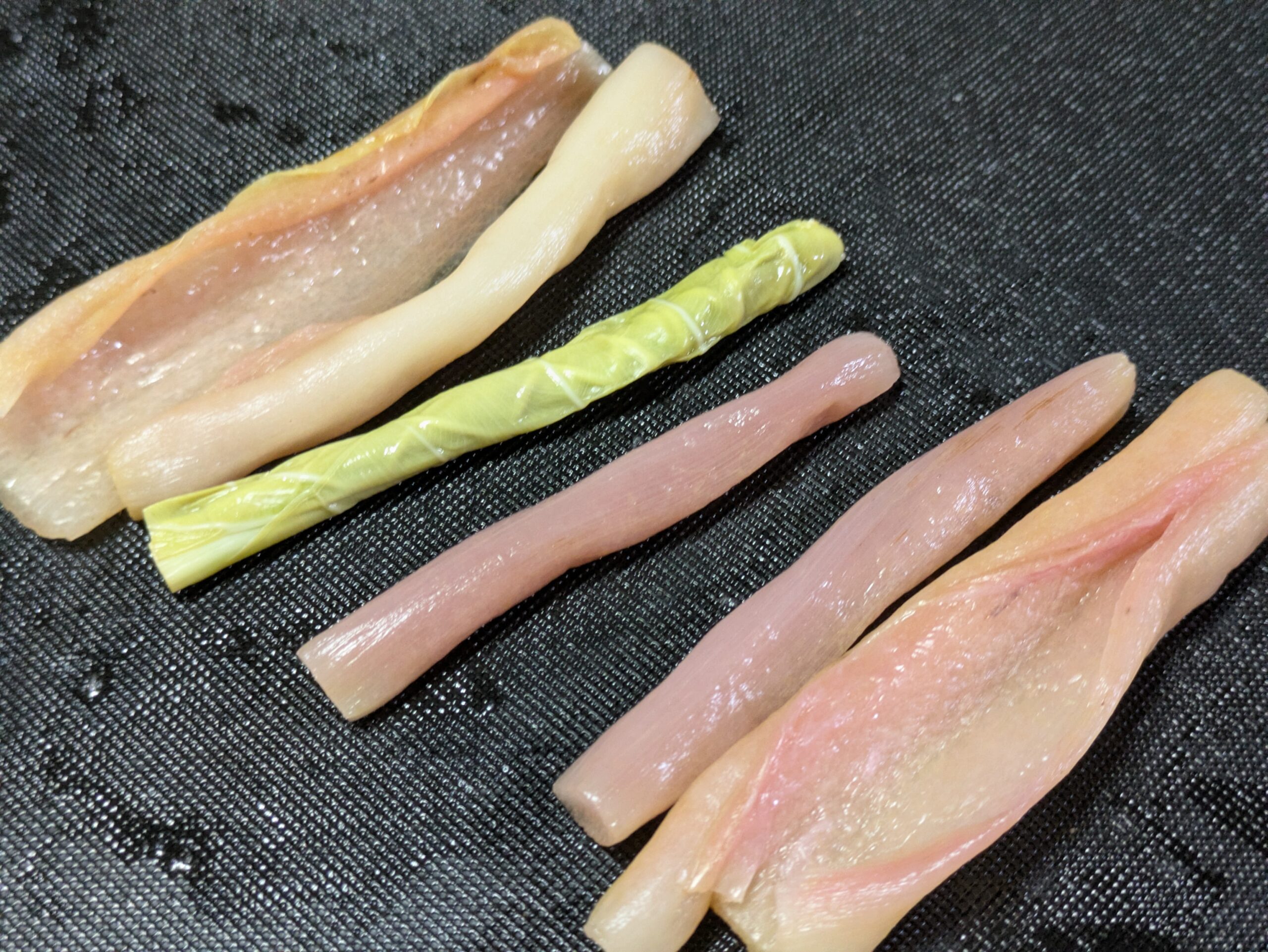 茹でてアク抜きしたことにより、色素が抜けた赤ずいき