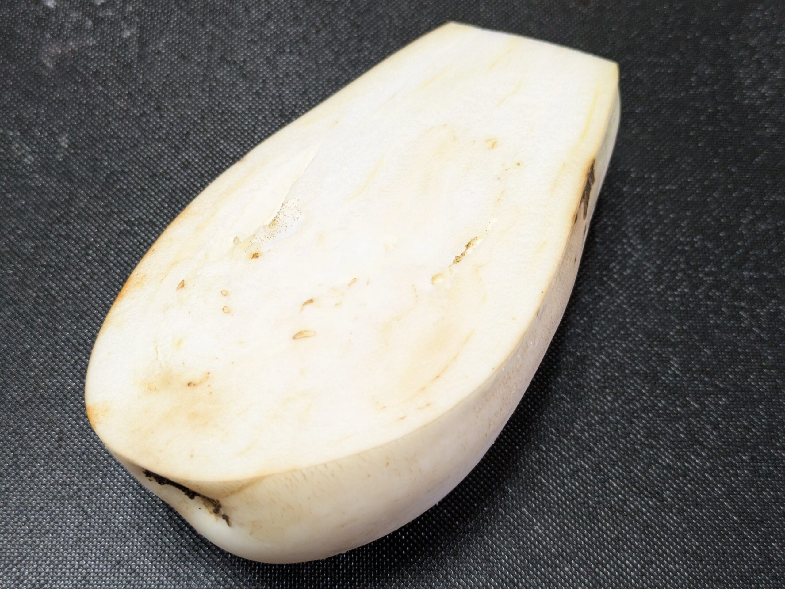 皮まで白い、白ナスの断面