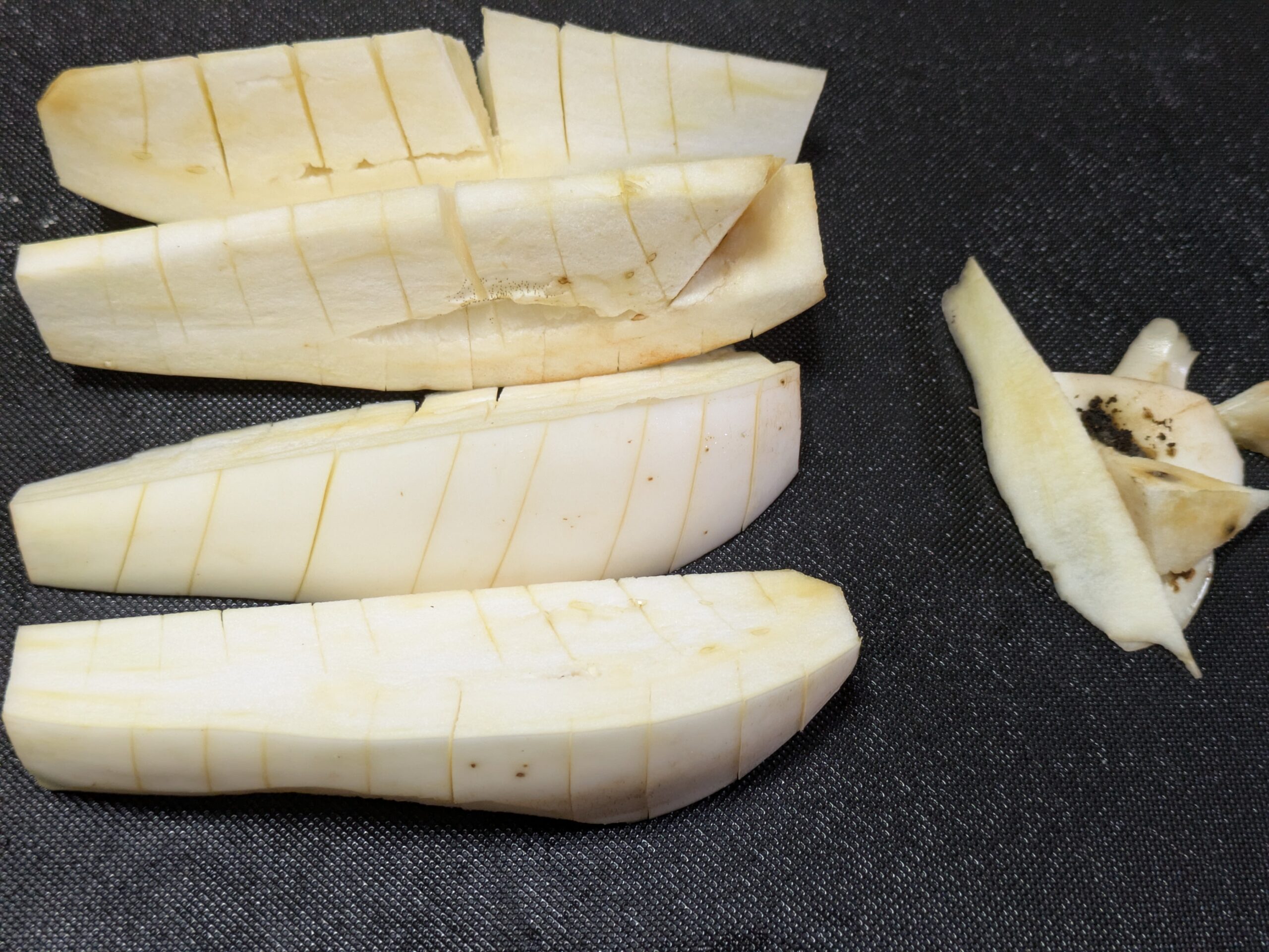 半分の白ナスを更に４等分にし、切れ込みを入れる