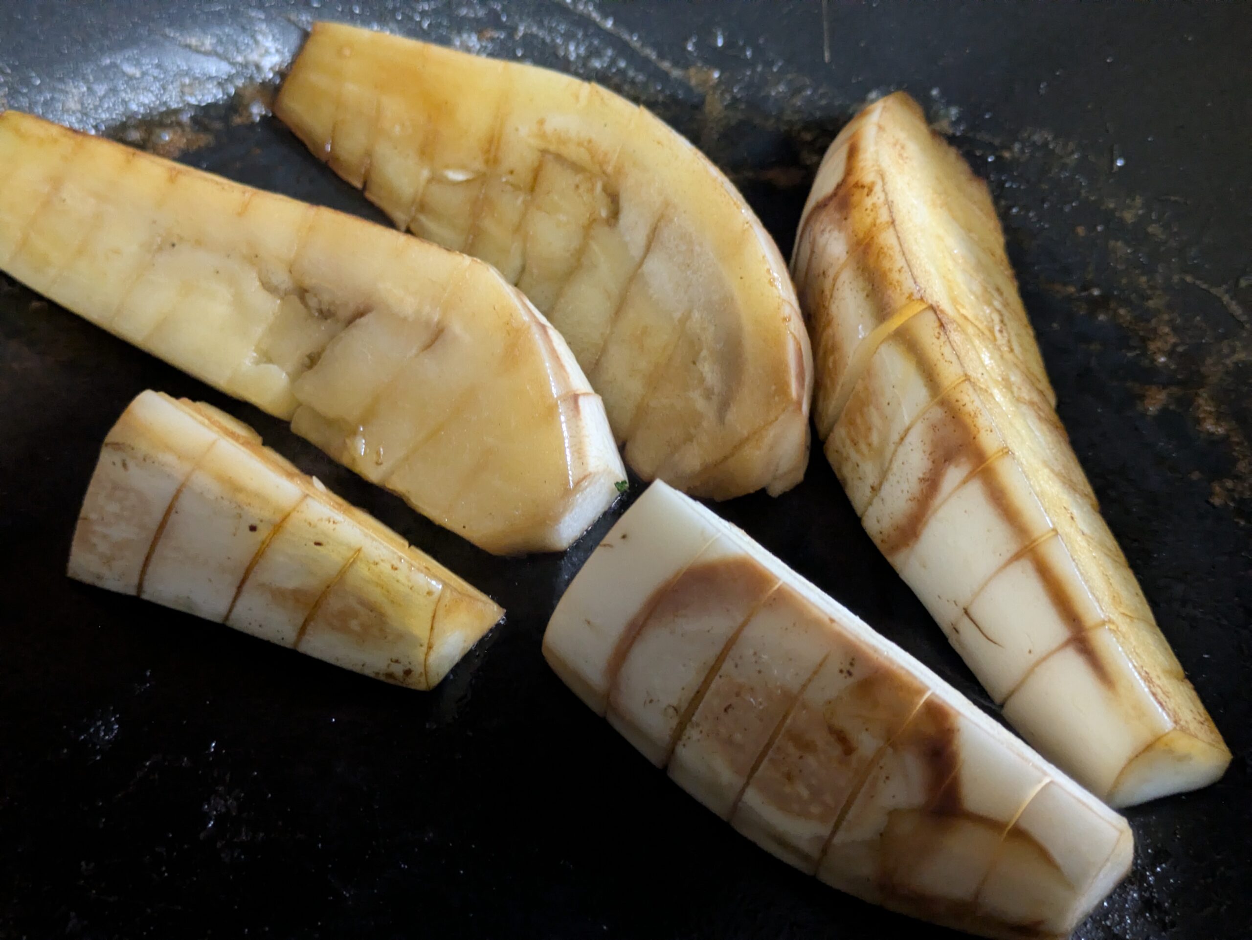白ナスの皮面は硬いので、しっかり焼いていく